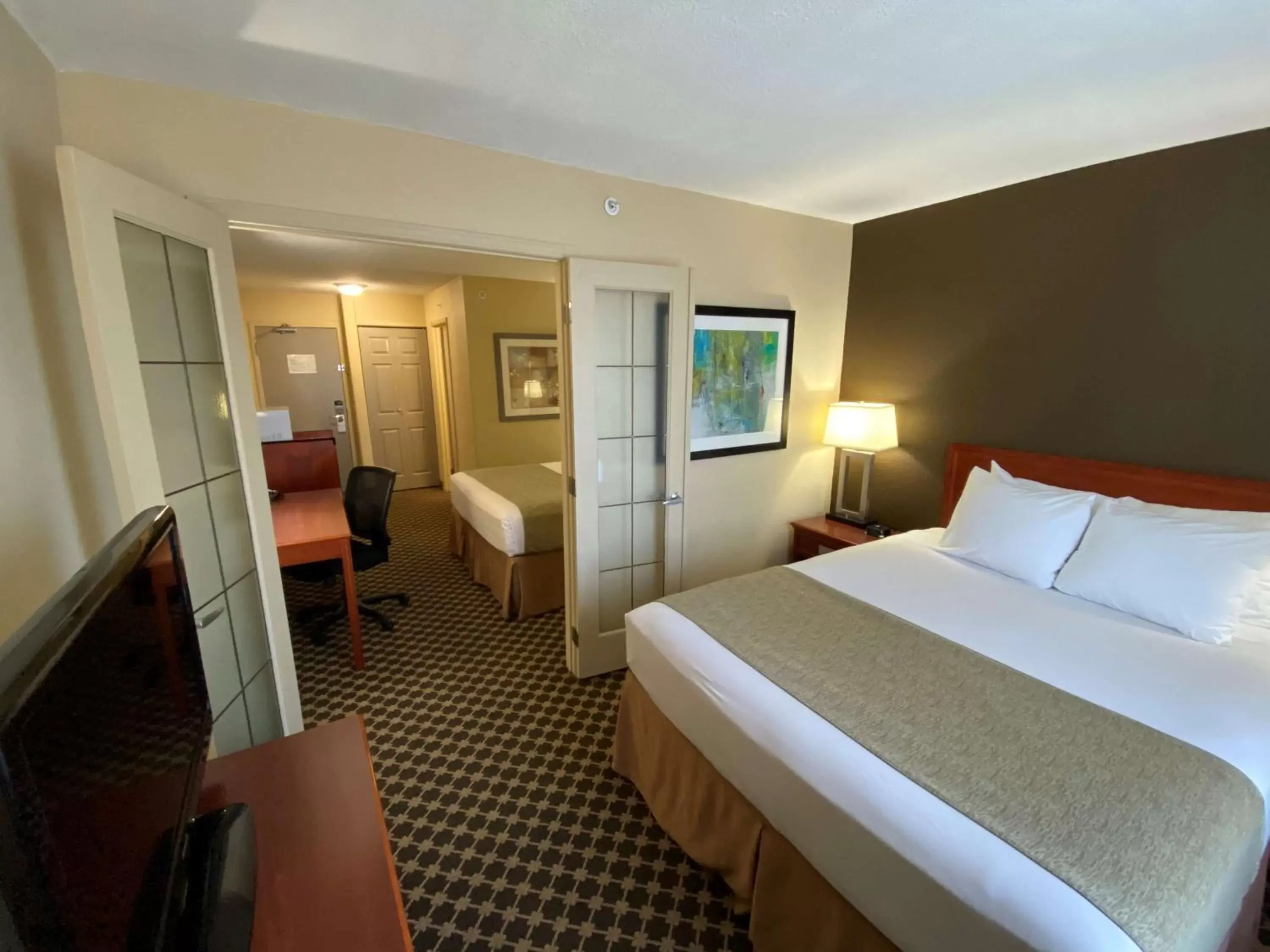 Bedroom, Bed in Best Western Strathmore Inn
