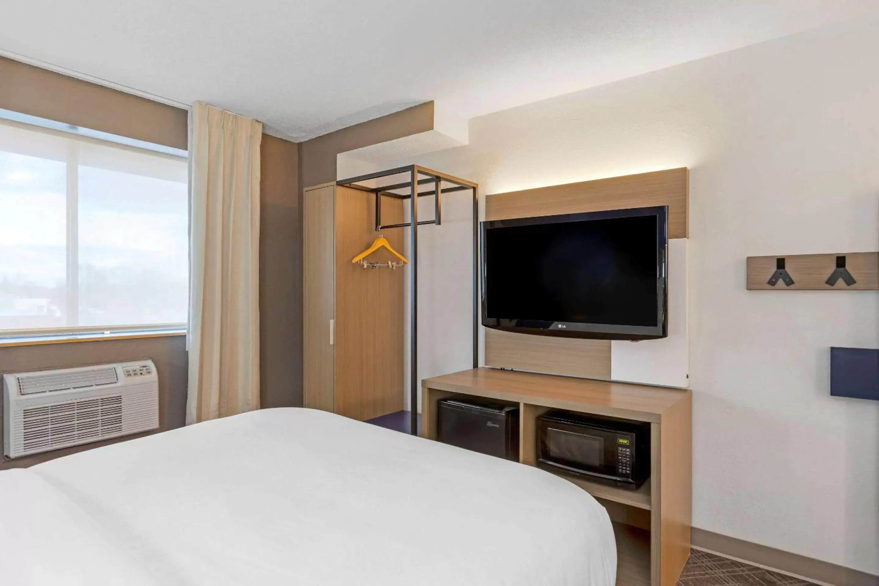 Bedroom, Bed in Comfort Inn Detroit - Troy Bedroom, Bed in Comfort Inn Detroit - Troy