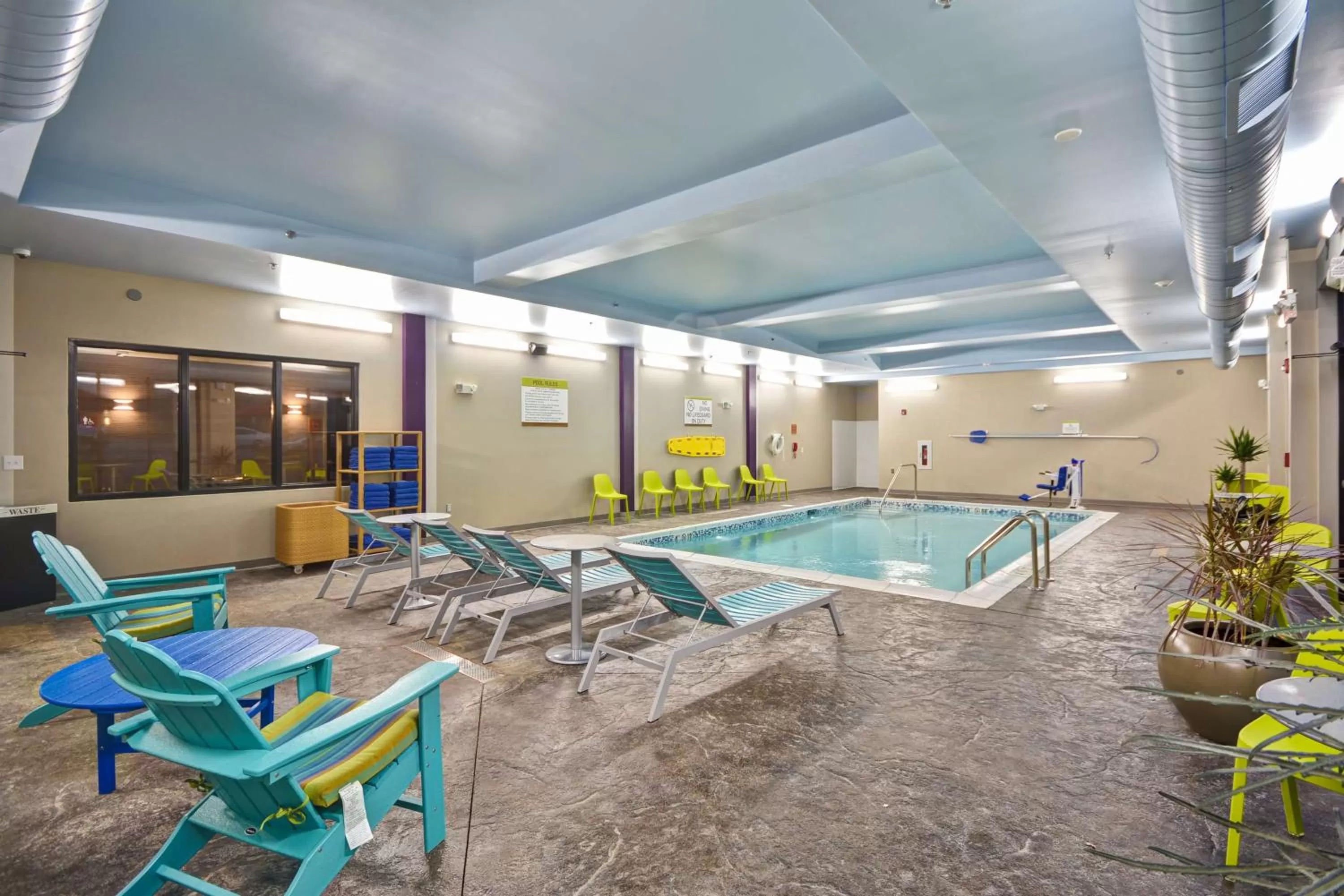 Pool view in Home2 Suites By Hilton Columbus Airport East Broad
