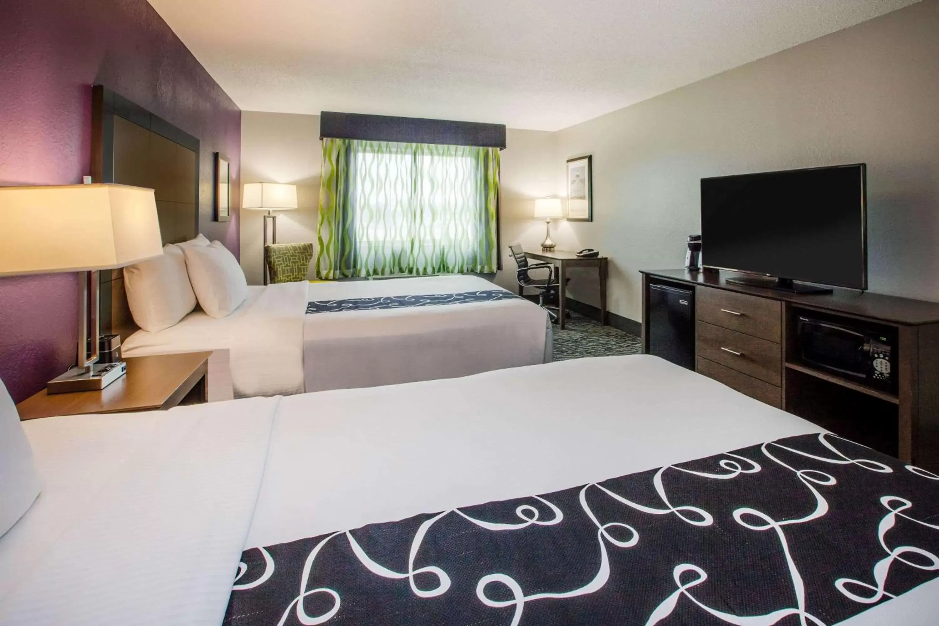 Photo of the whole room, Bed in La Quinta Inn and Suites by Wyndham Elkhart