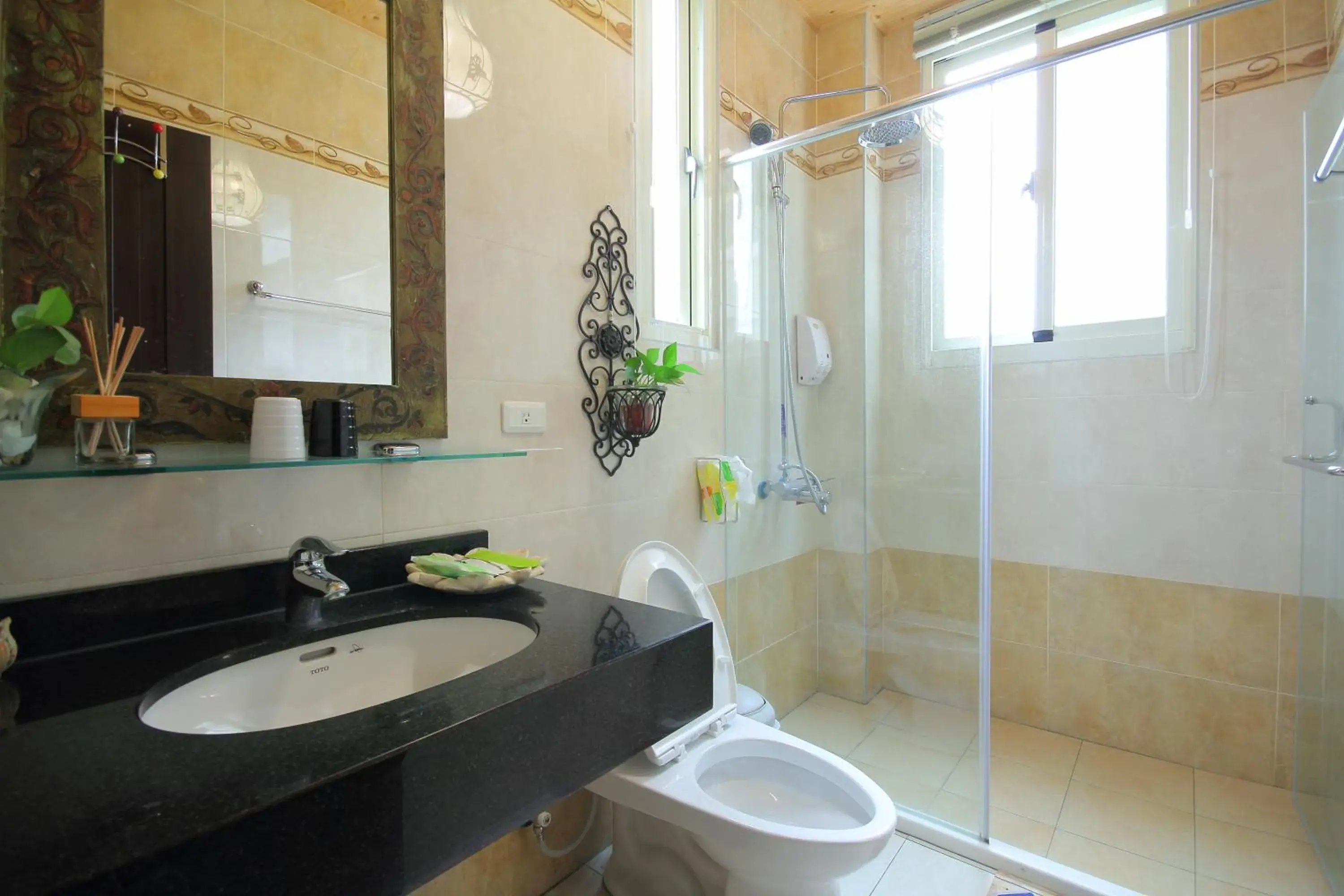 Shower, Bathroom in Hualien Paris Home B&B