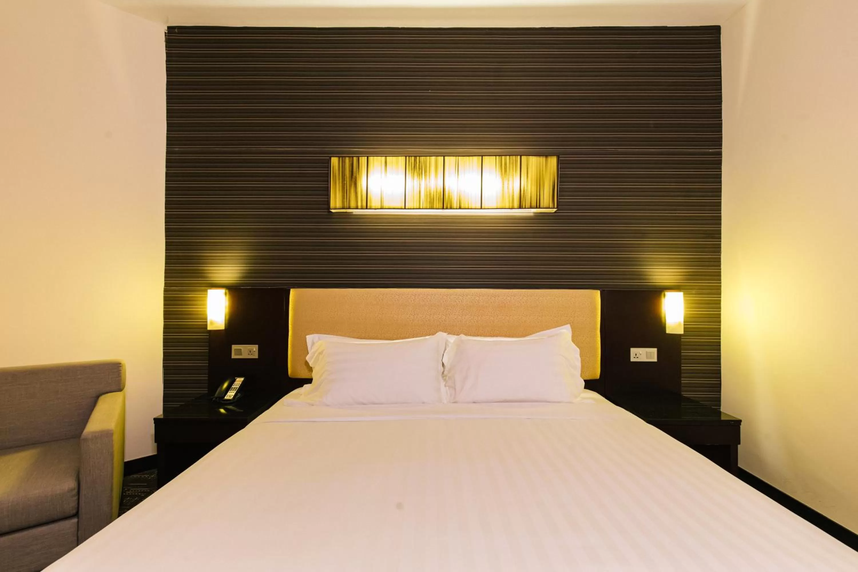 Bedroom, Bed in Hotel Royal Queens