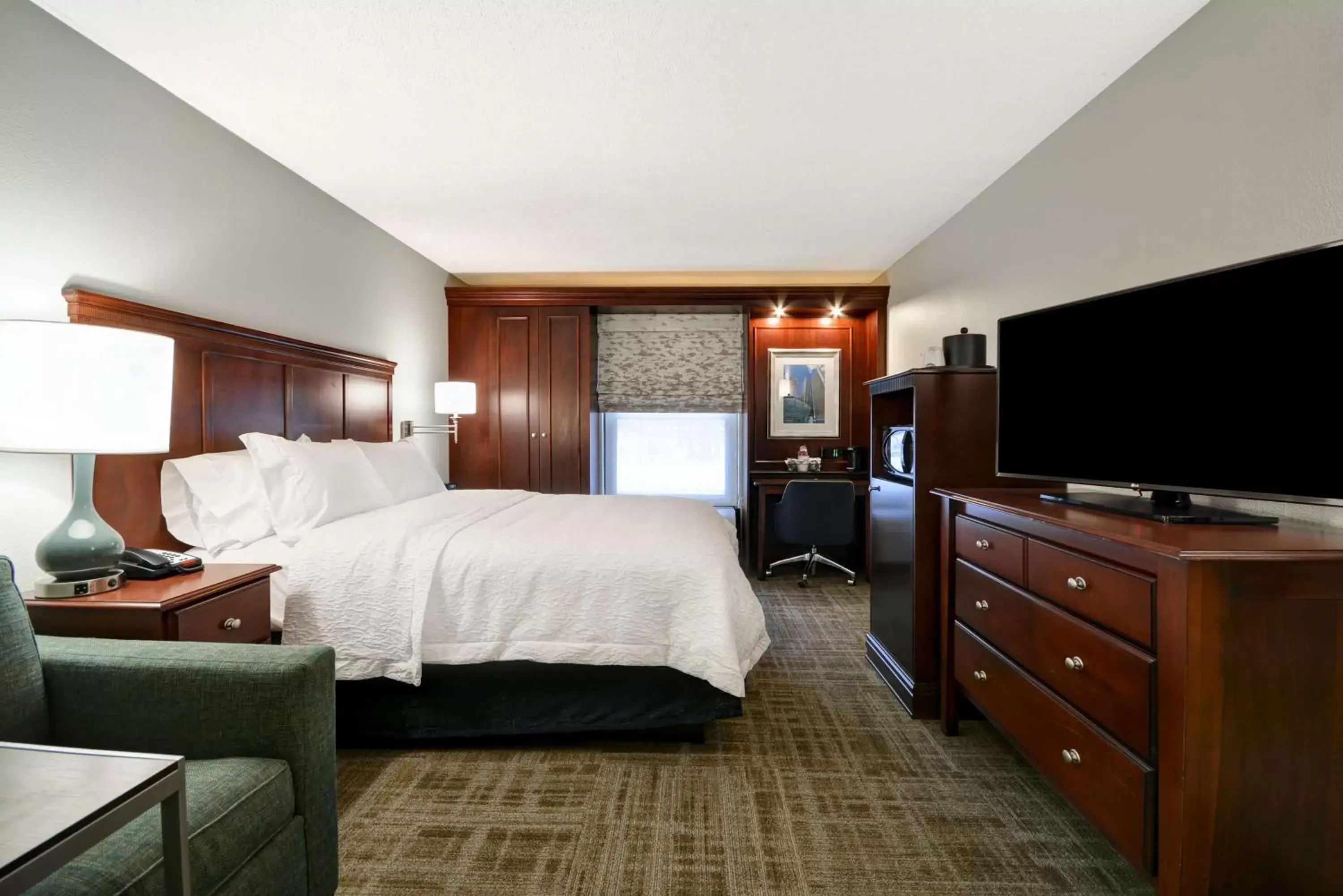 Bedroom, TV/Entertainment Center in Hampton Inn Detroit Northville