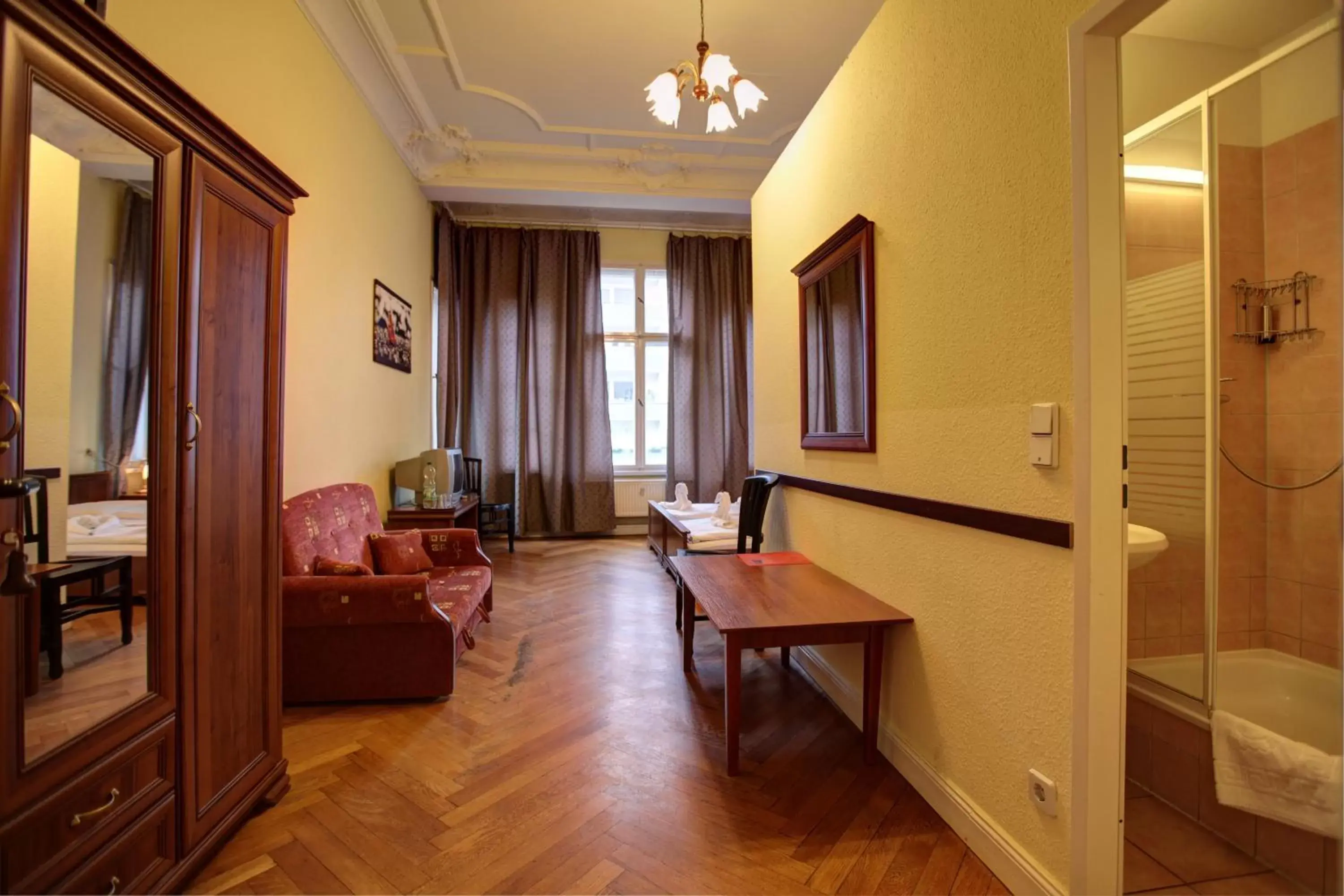 Photo of the whole room, Seating Area in Hotel Pension Bernstein am Kurfürstendamm