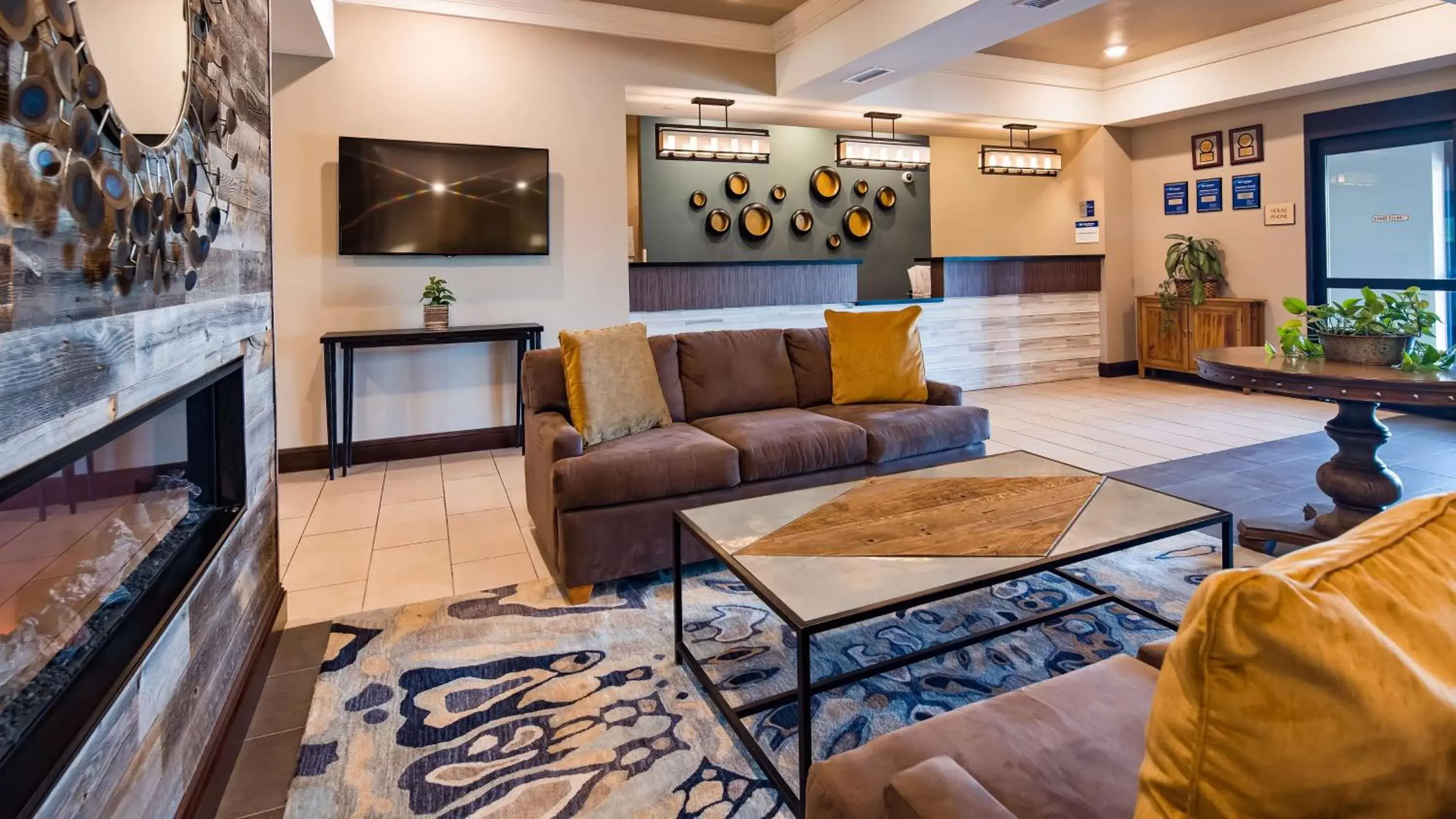 Lobby or reception in Best Western Plus Overland Inn