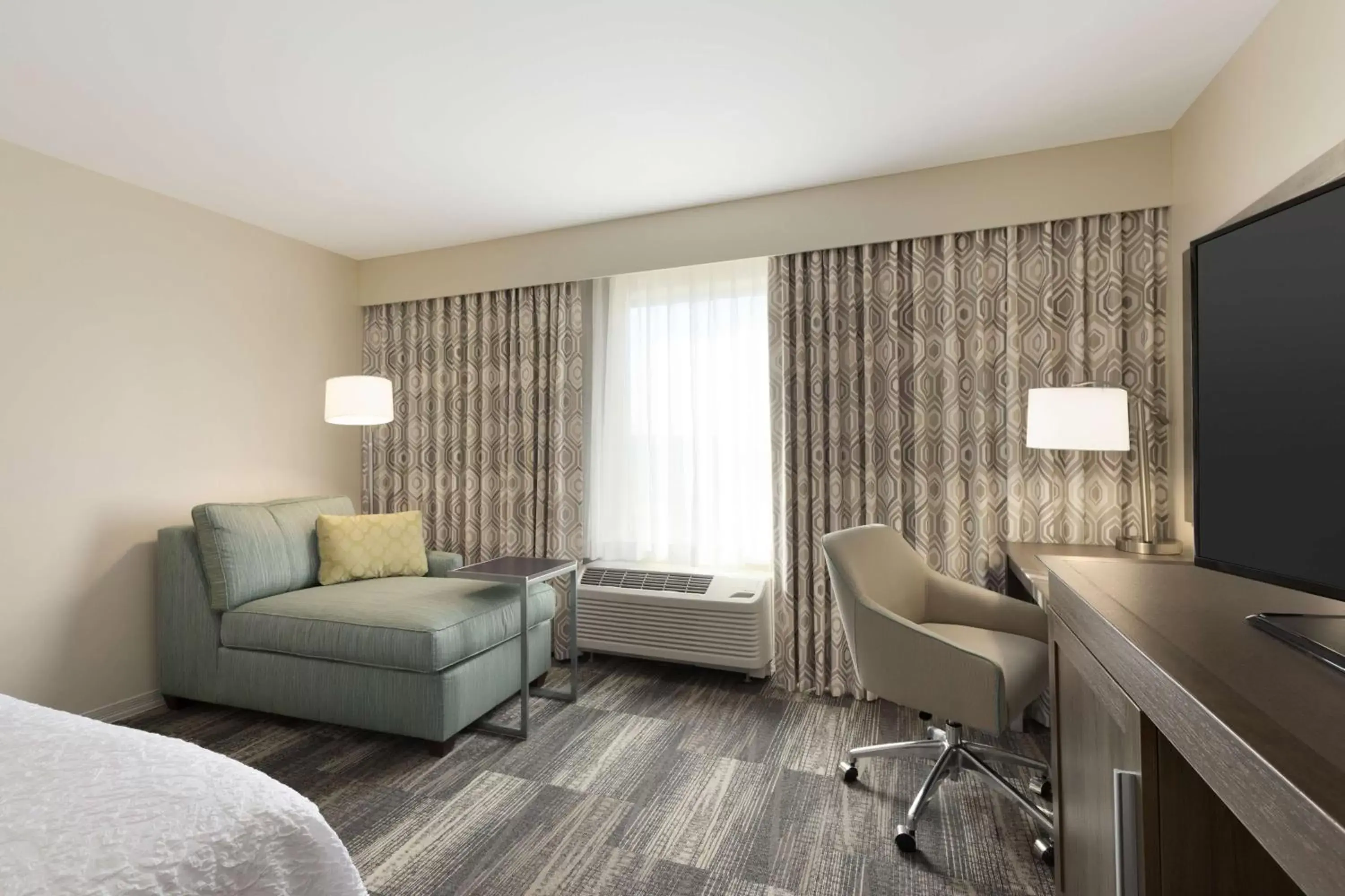 Bedroom, Seating Area in Hampton Inn & Suites Niles/Warren, OH