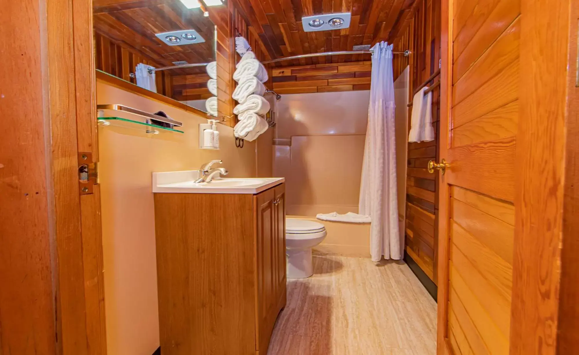 Bathroom, Kitchen/Kitchenette in Cooper Spur Mountain Resort