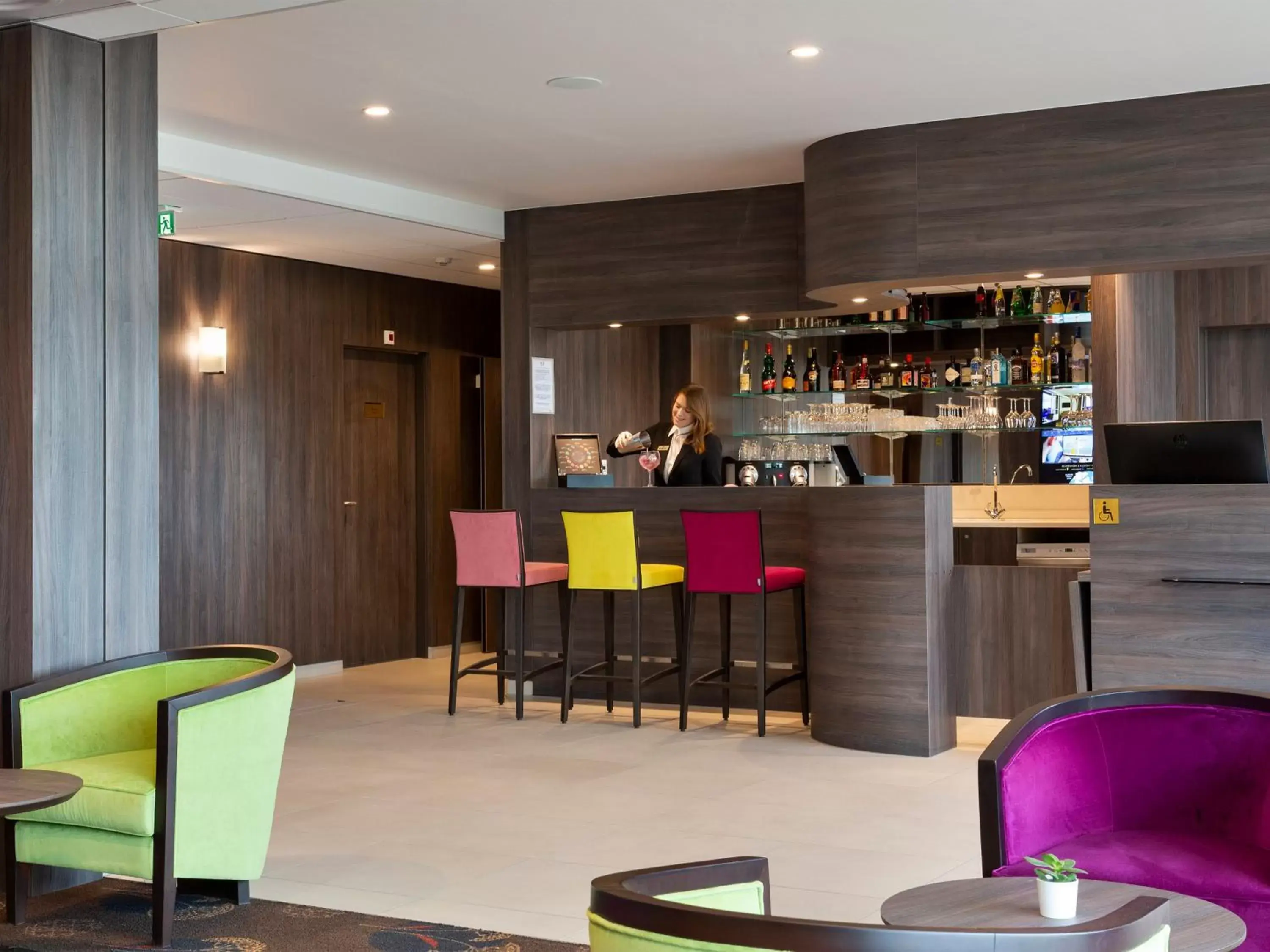 Lounge or bar, Lounge/Bar in Hôtel Roi Soleil Prestige Plaisir