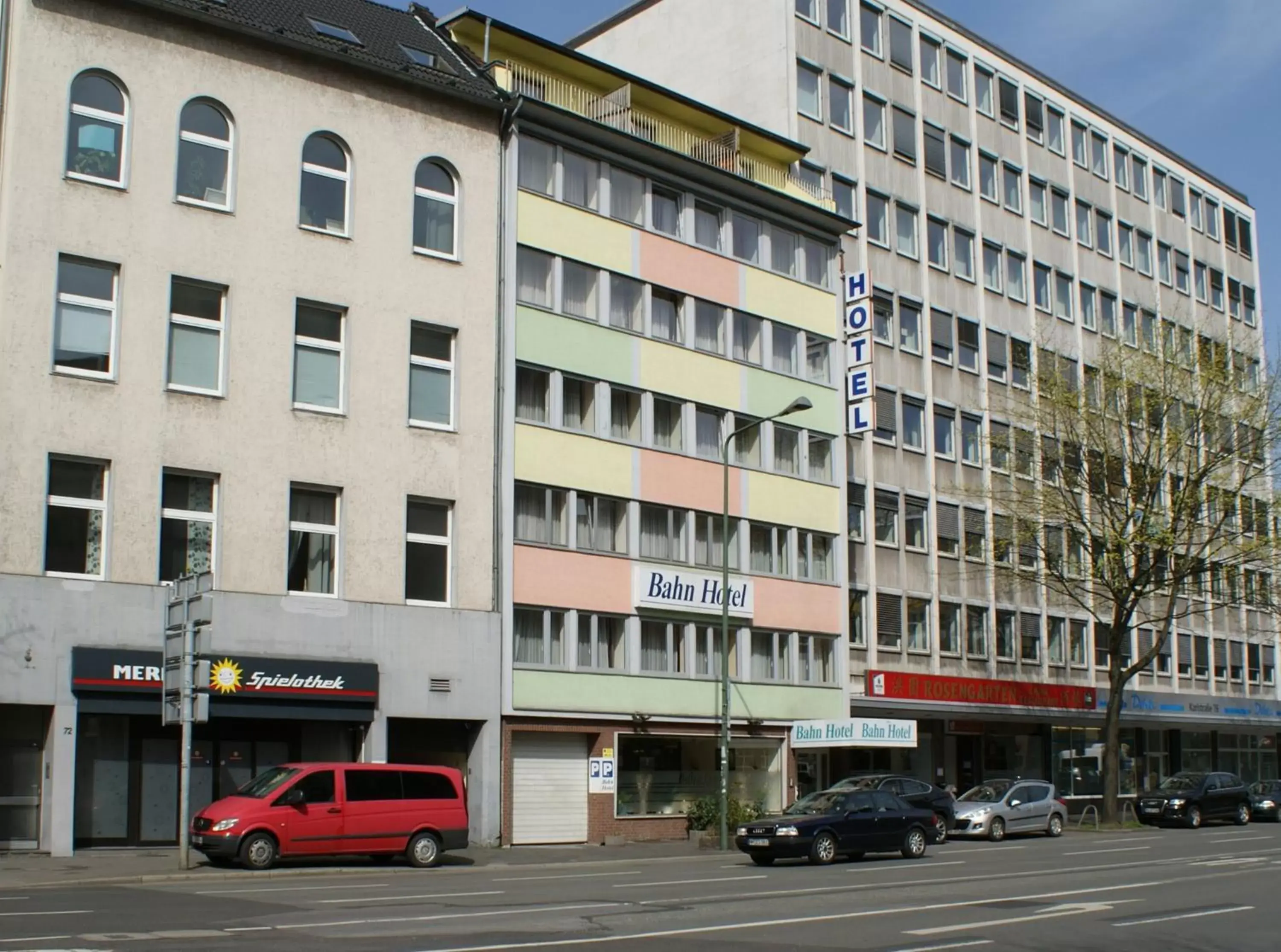 Facade/entrance, Property Building in Bahn-Hotel