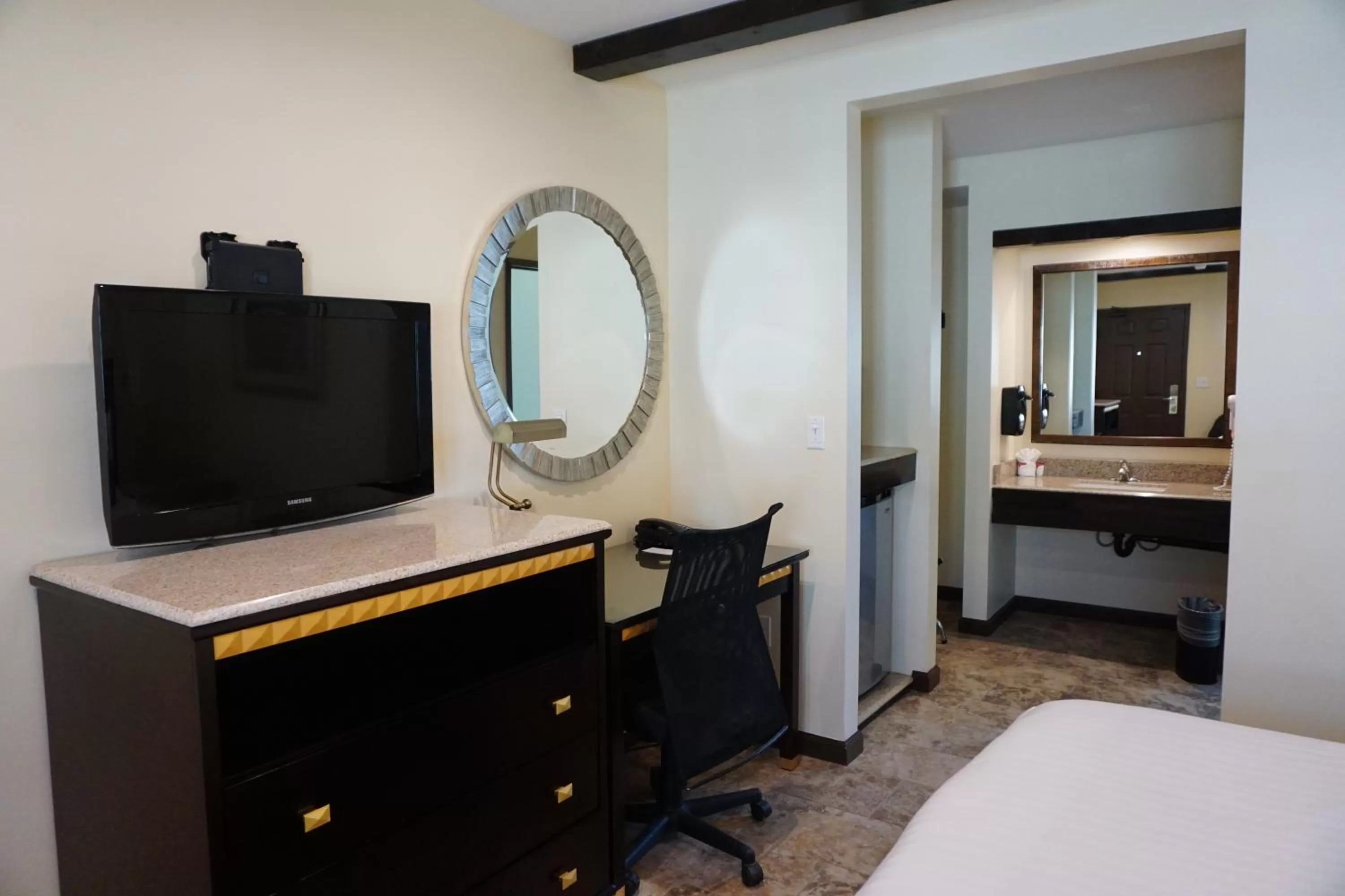 Bedroom, Bed in Tuscan Garden Inn