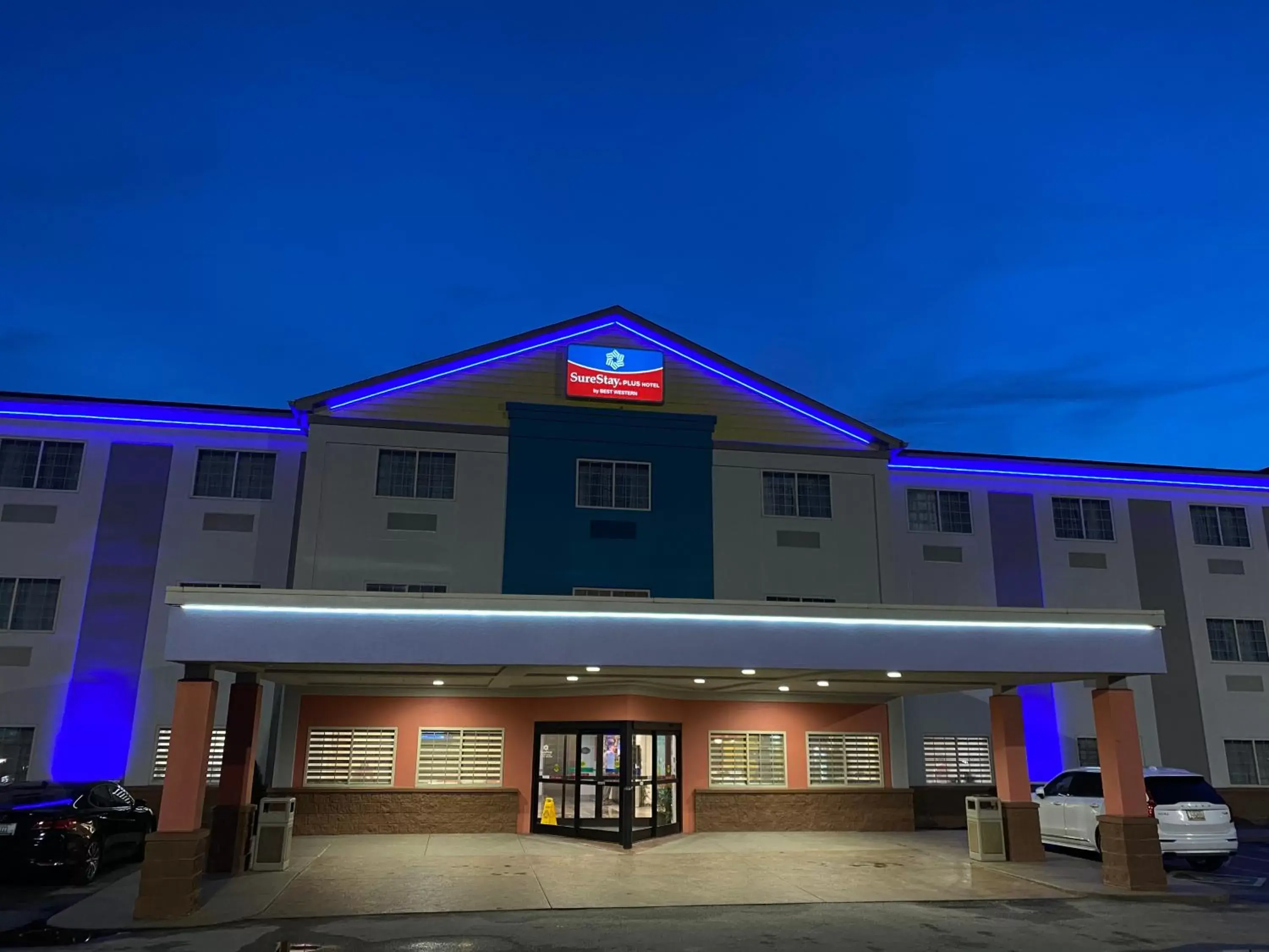 Facade/entrance, Property Building in SureStay Plus by Best Western Louisville Airport Expo