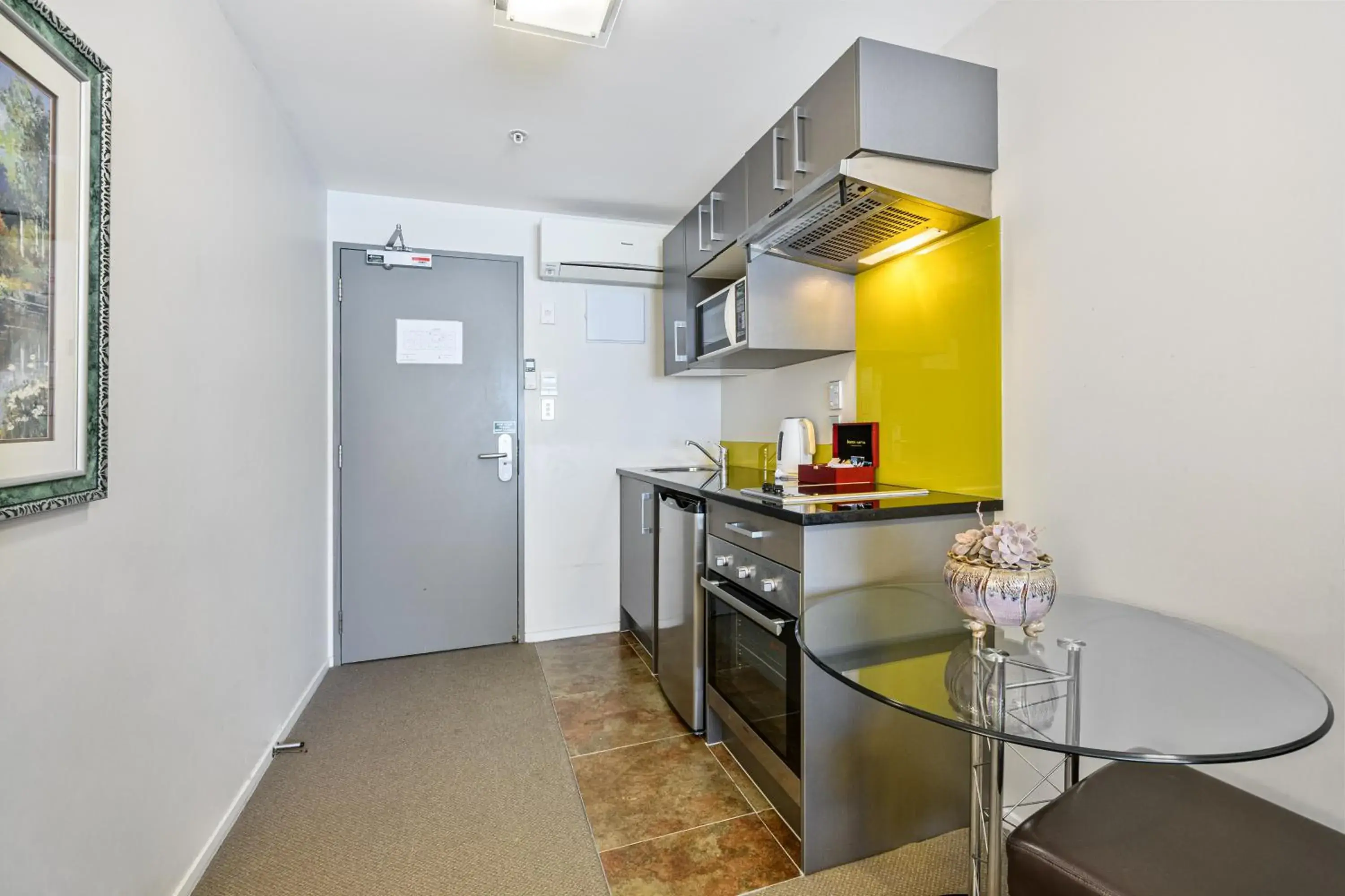 Bedroom, Kitchen/Kitchenette in Alexander Inn