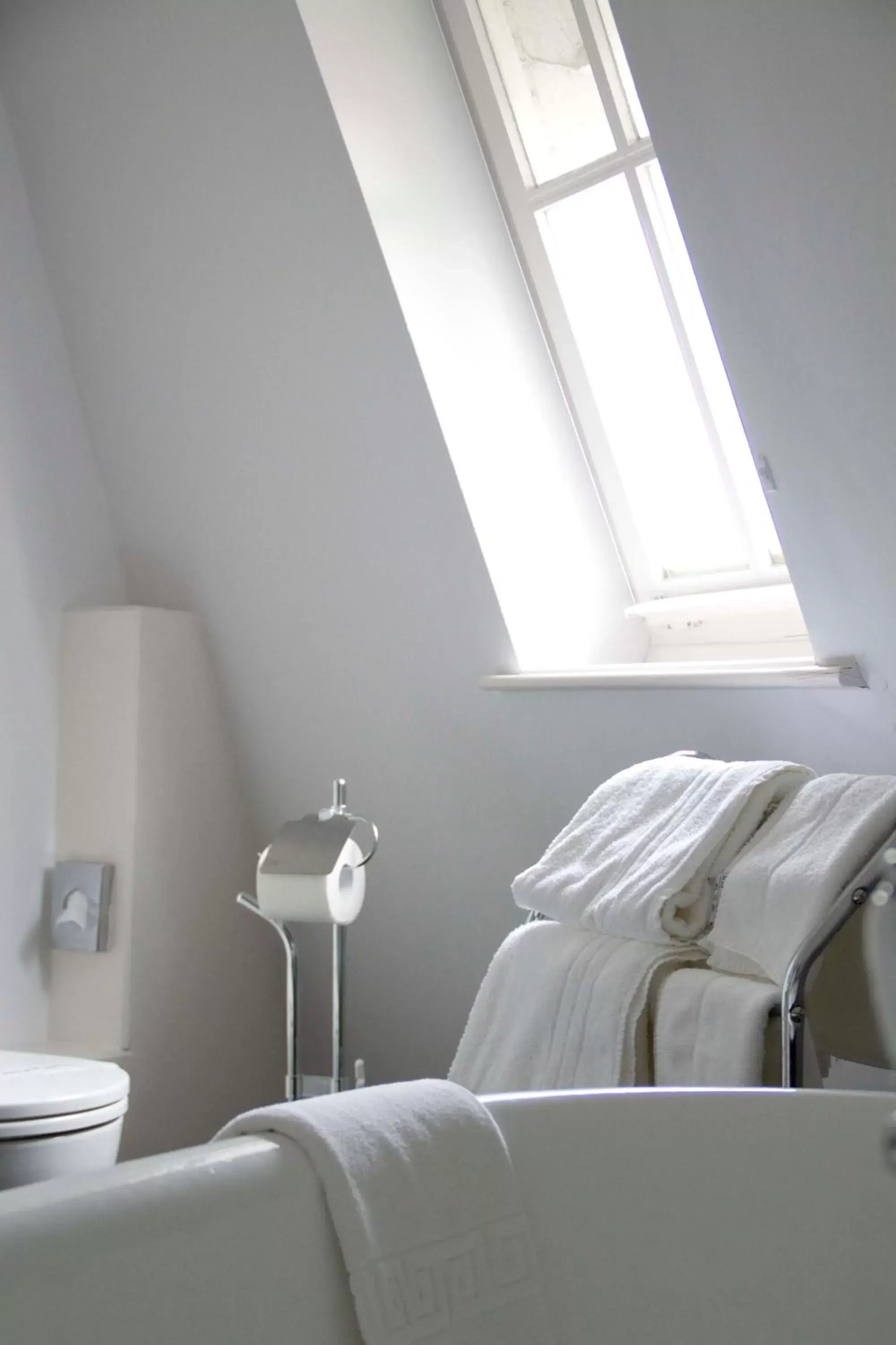 Bathroom, Bed in Duke Of Cornwall Hotel