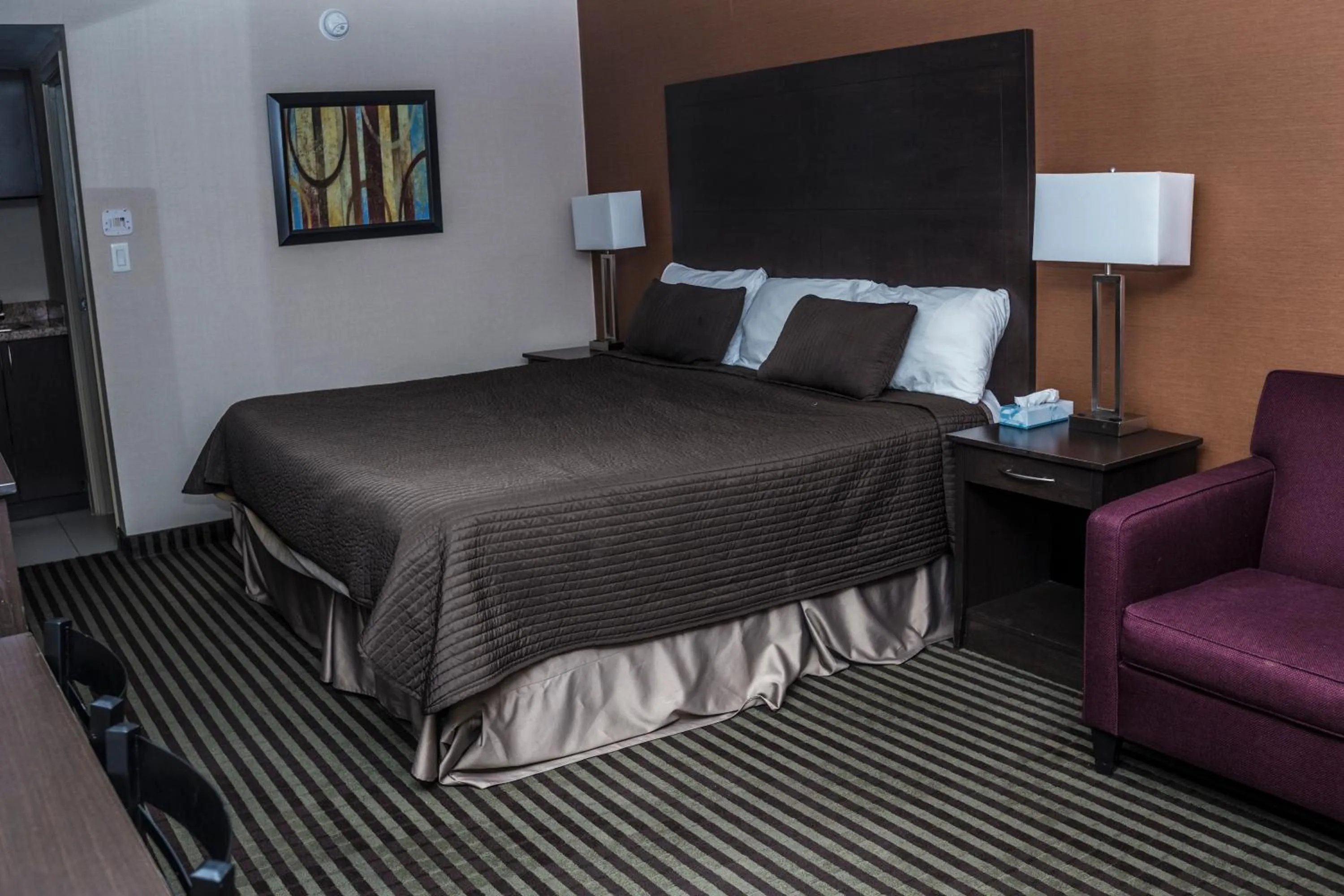 Photo of the whole room, Bed in Mississauga Gate Inn