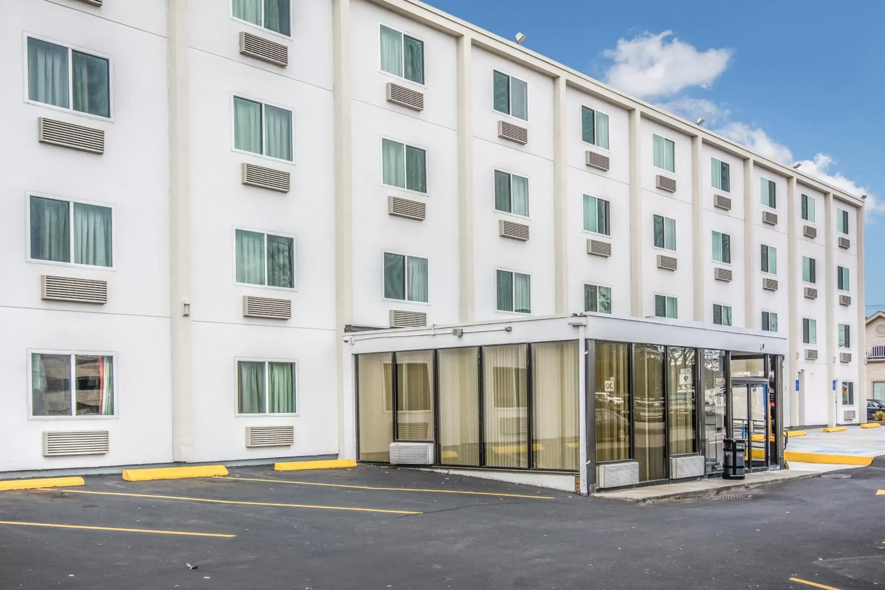 Facade/entrance, Property Building in Motel 6-Framingham, MA - Boston West