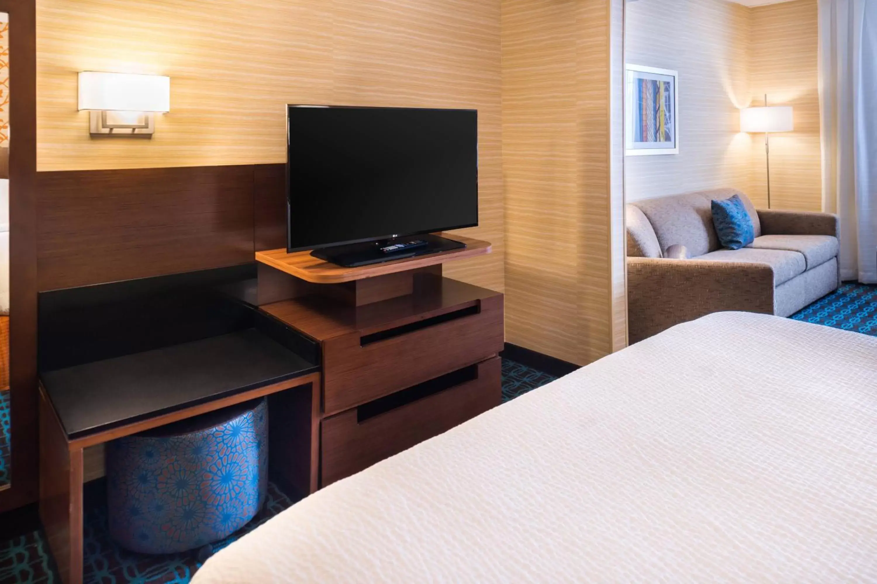 Bedroom, TV/Entertainment Center in Fairfield Inn & Suites by Marriott Olean
