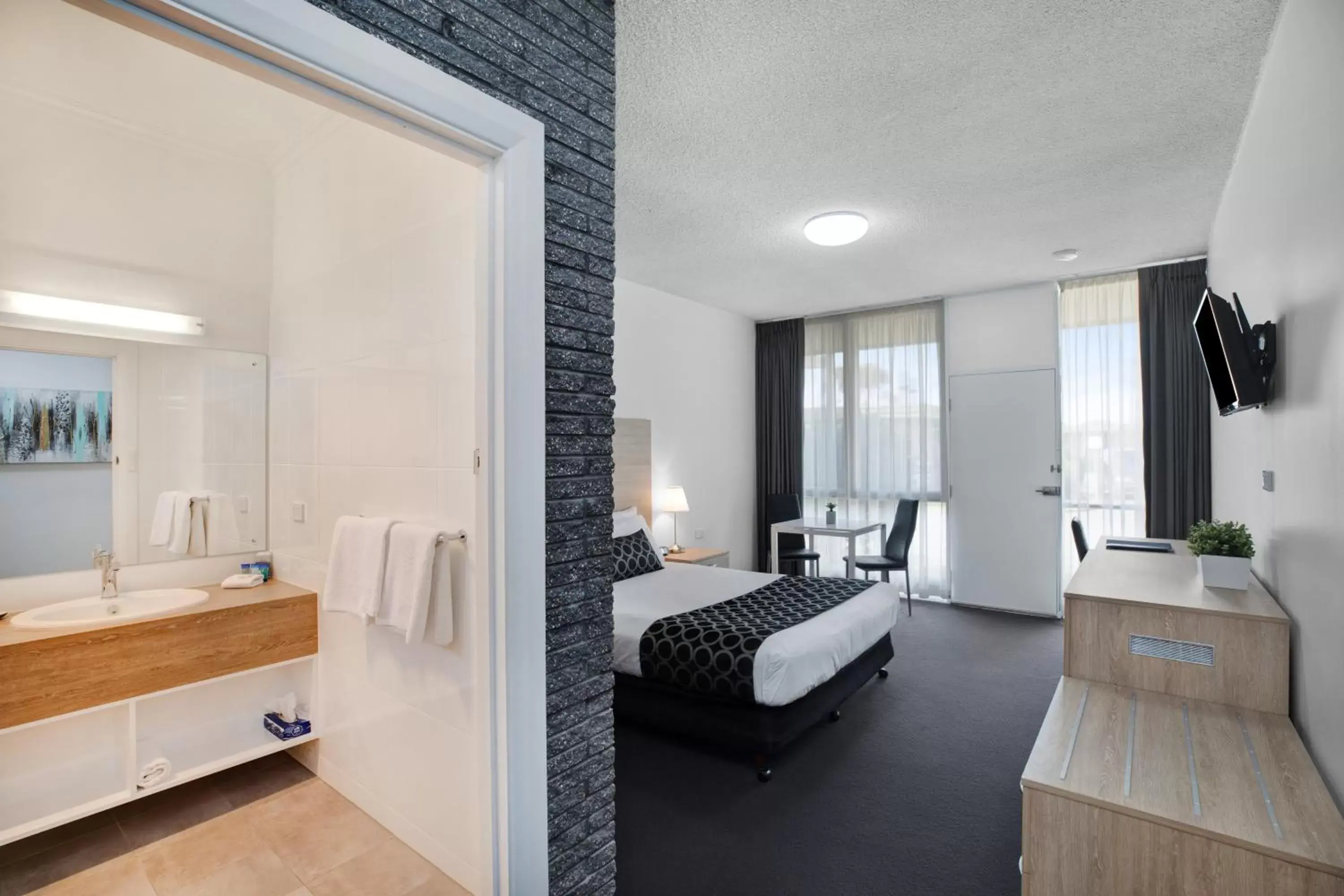 Photo of the whole room, Bed in Adelaide Road Motor Lodge Photo of the whole room, Bed in Adelaide Road Motor Lodge