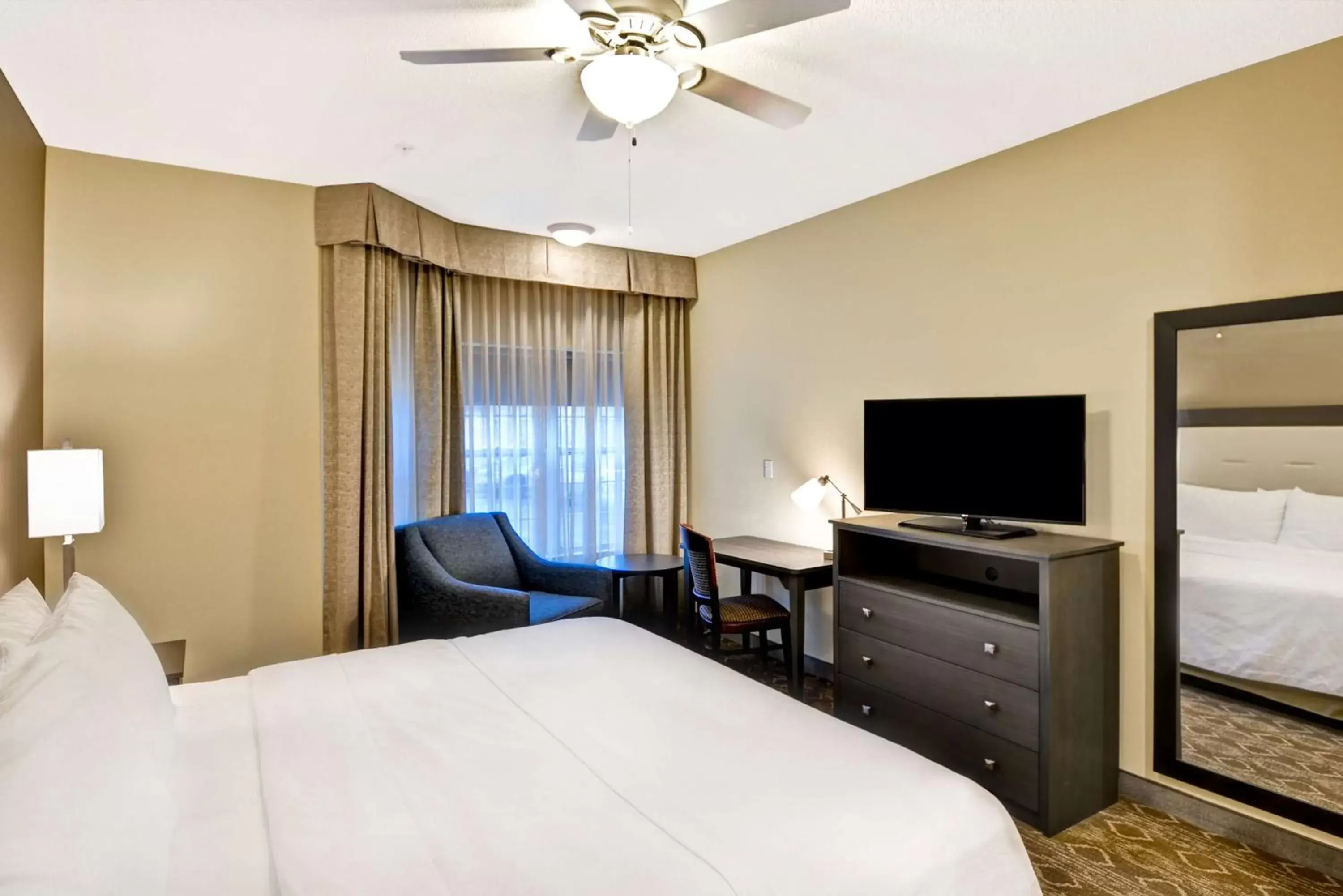 Bedroom, TV/Entertainment Center in Homewood Suites by Hilton Kansas City/Overland Park