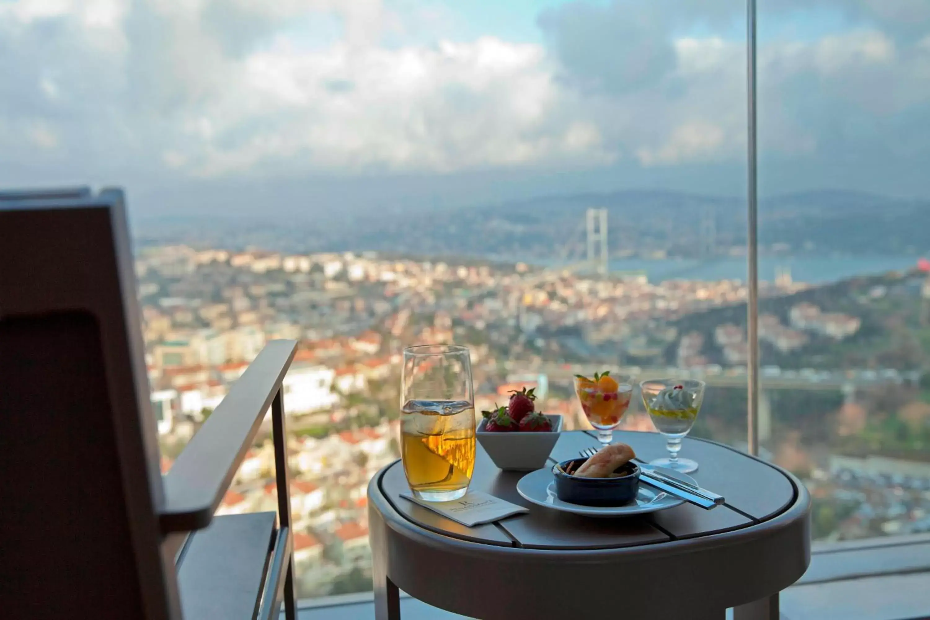 Lounge or bar in Renaissance Istanbul Polat Bosphorus Hotel