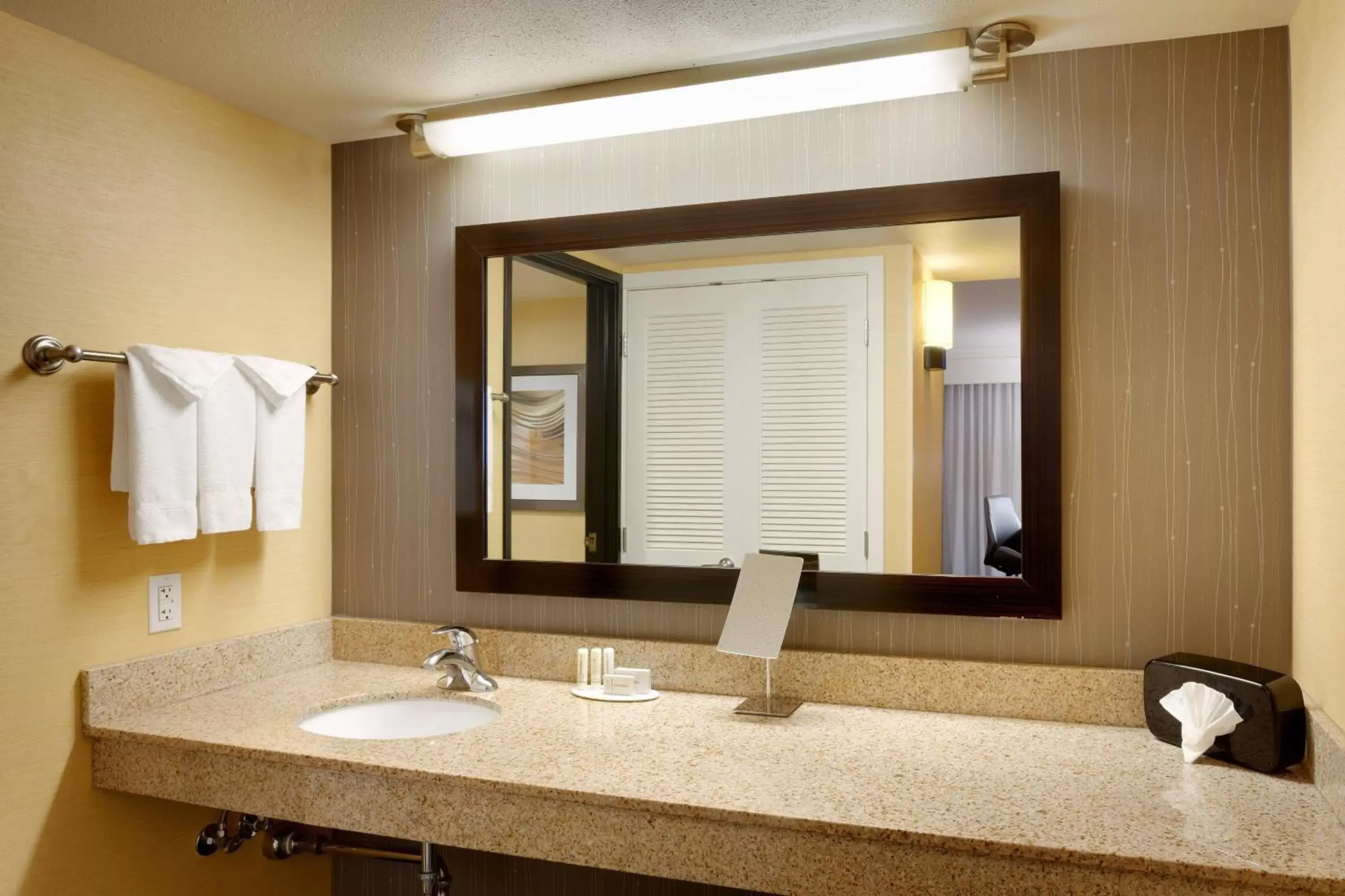 Bedroom, Bathroom in Courtyard by Marriott Salt Lake City Sandy