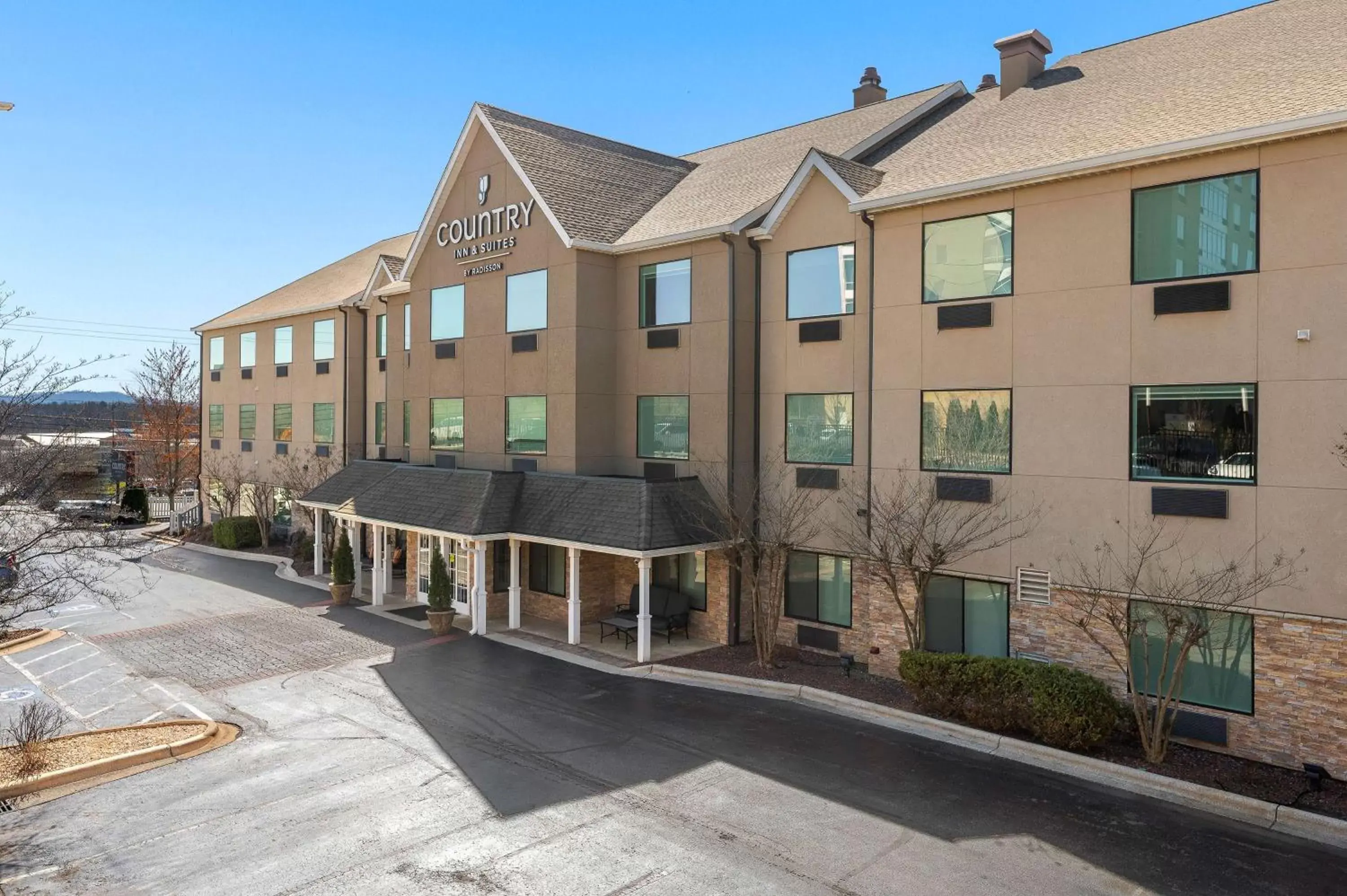 Property Building in Country Inn & Suites by Radisson, Asheville at Asheville Outlet Mall, NC