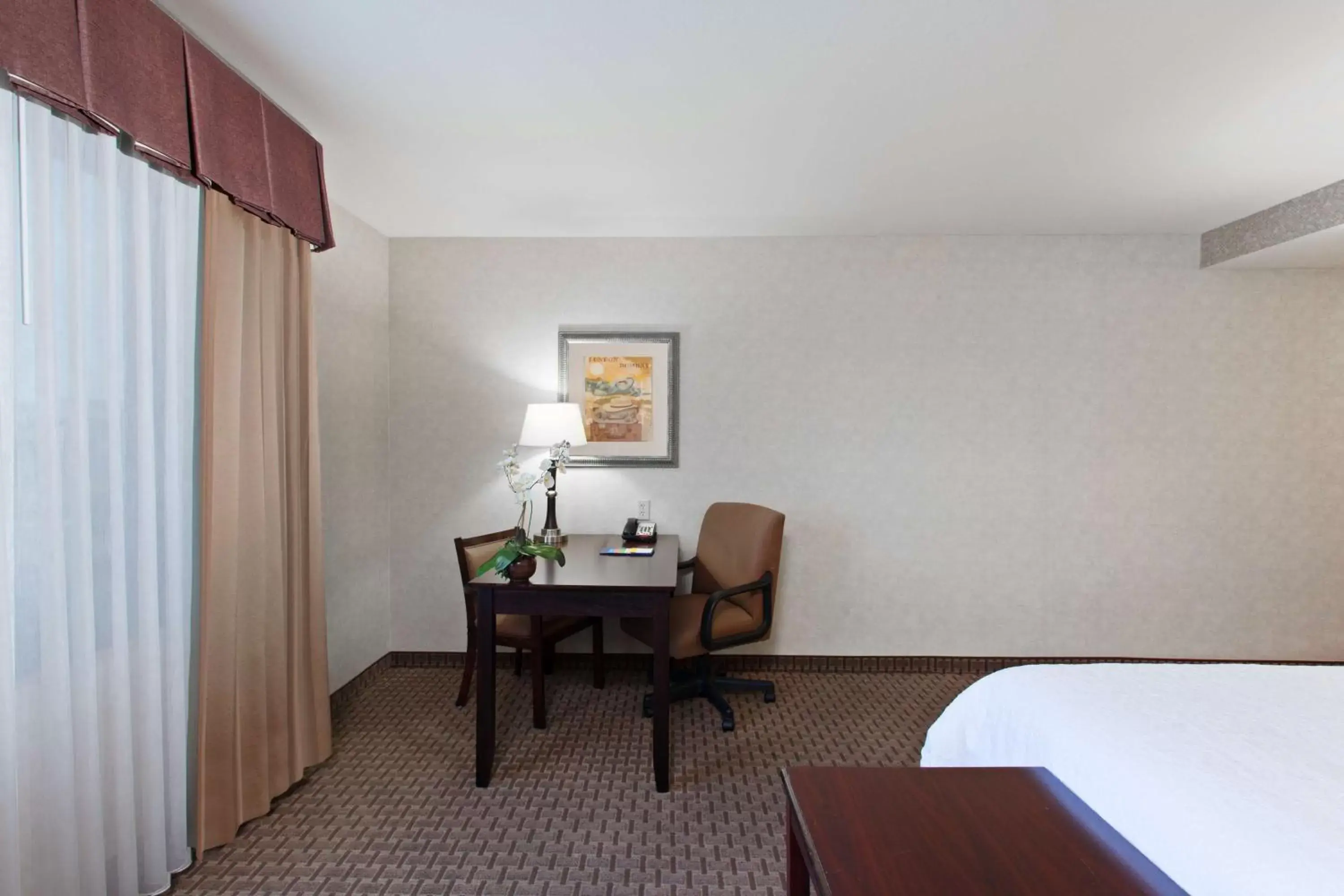 Bedroom in Hampton Inn & Suites Oakland Airport-Alameda