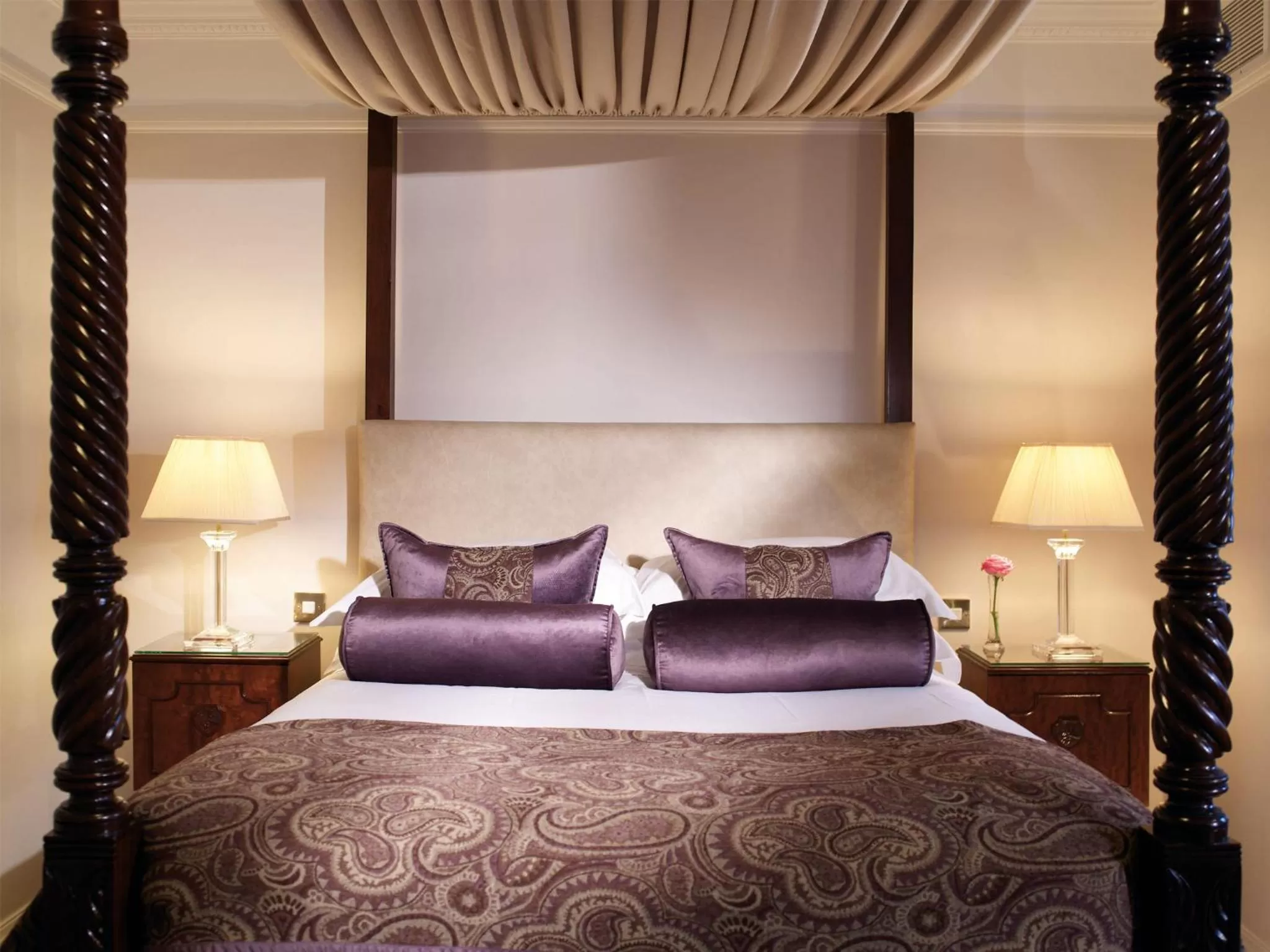 Bed in Macdonald Compleat Angler