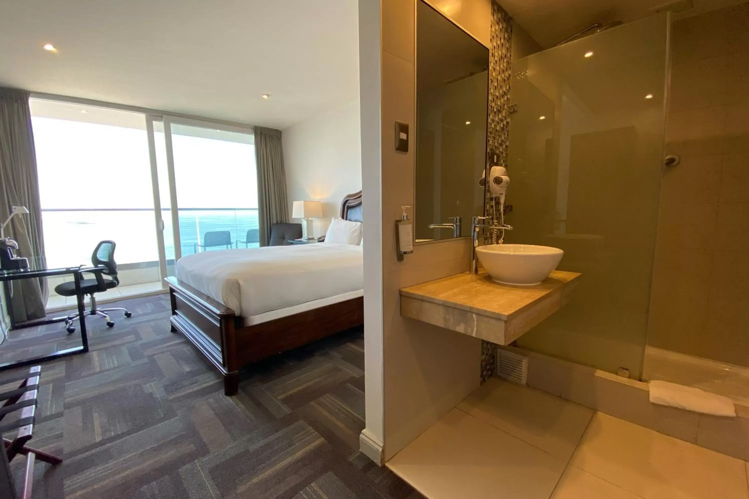 Bed, Bathroom in Wyndham Garden Antofagasta Pettra