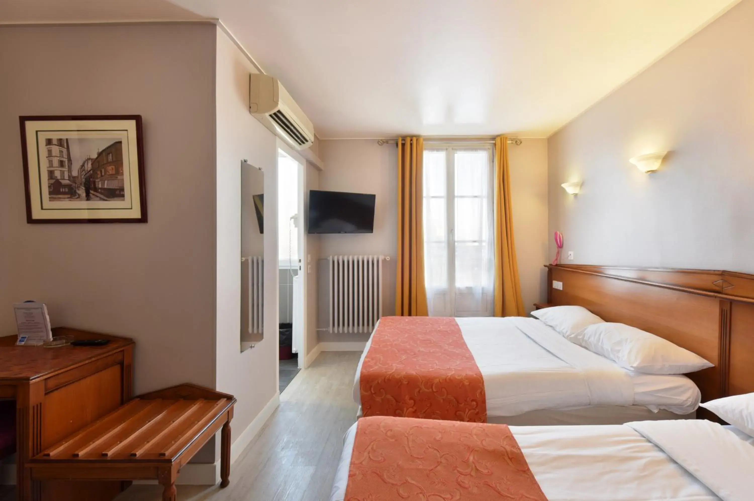Photo of the whole room in New Hôtel Gare Du Nord