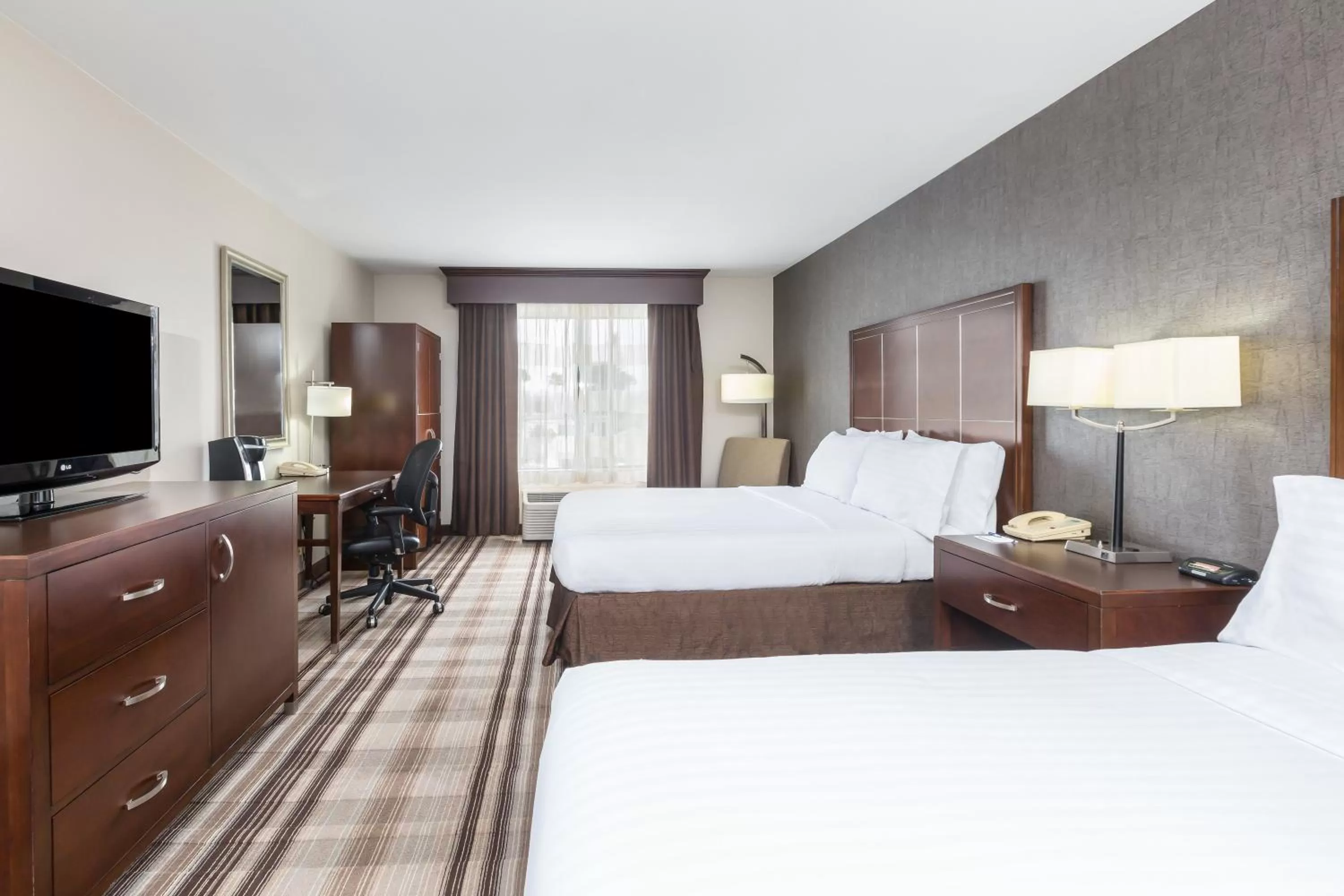 Photo of the whole room, Bed in Holiday Inn Express San Diego - Sea World Area by IHG