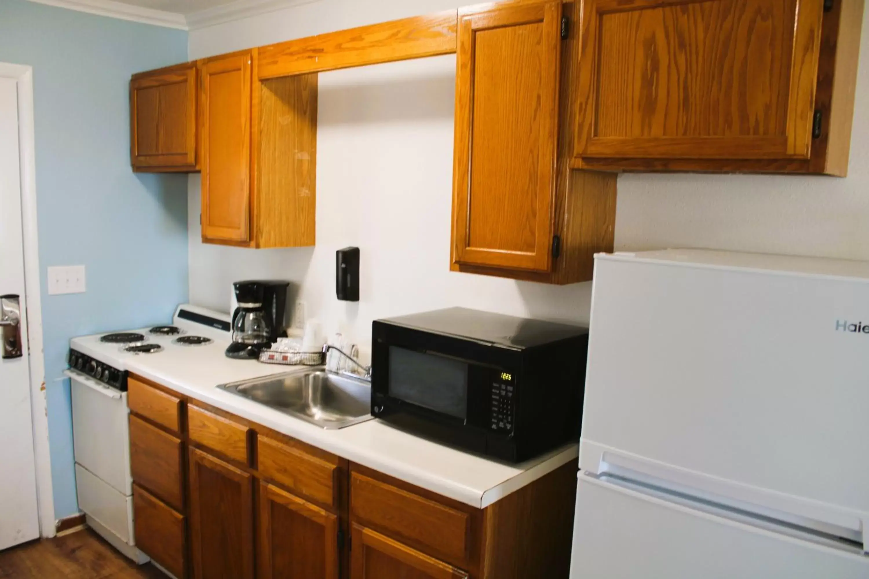 kitchen, Kitchen/Kitchenette in Blue Heron Motel