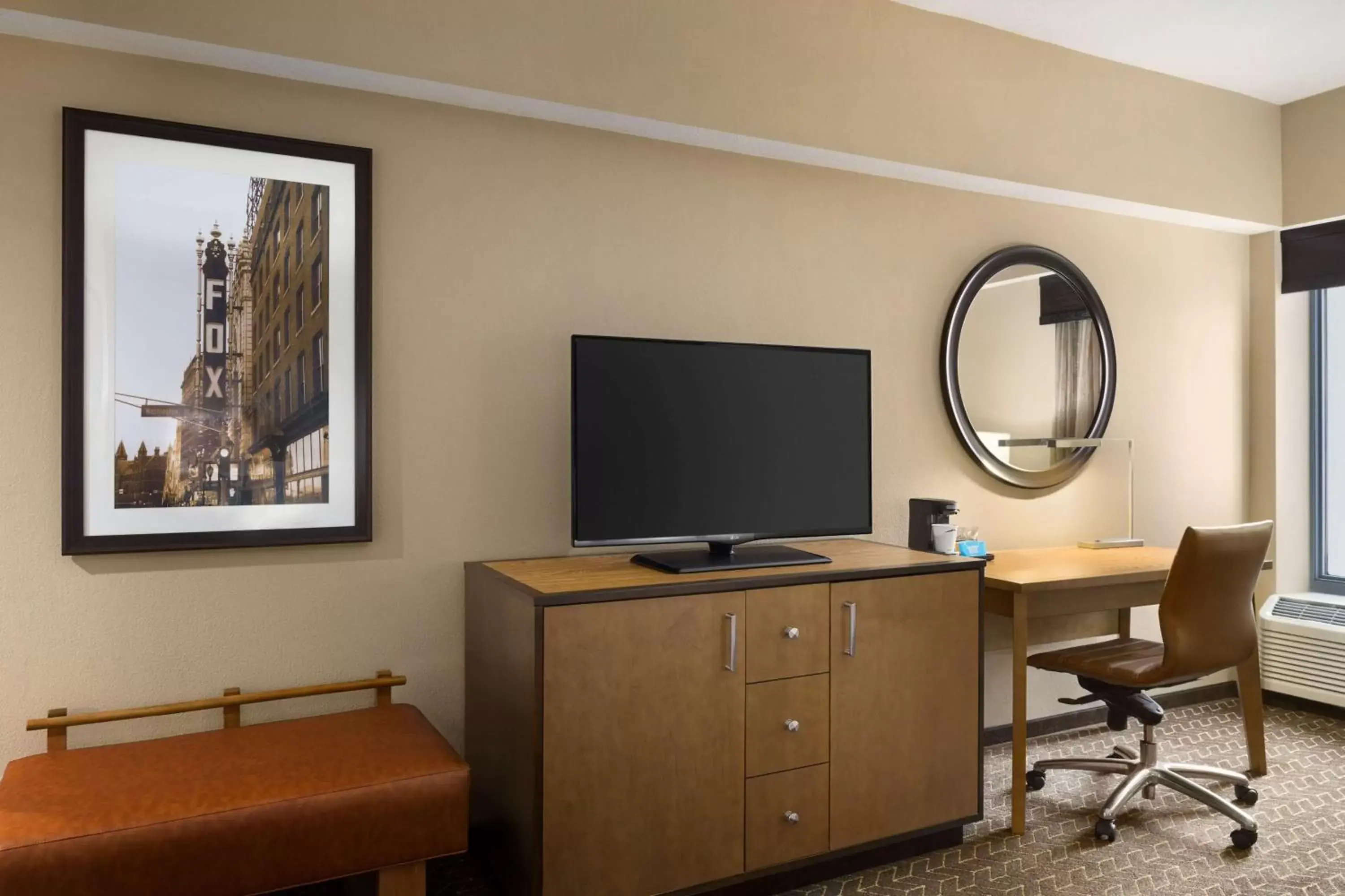 Bed, TV/Entertainment Center in Hampton Inn and Suites Clayton/St. Louis-Galleria Area