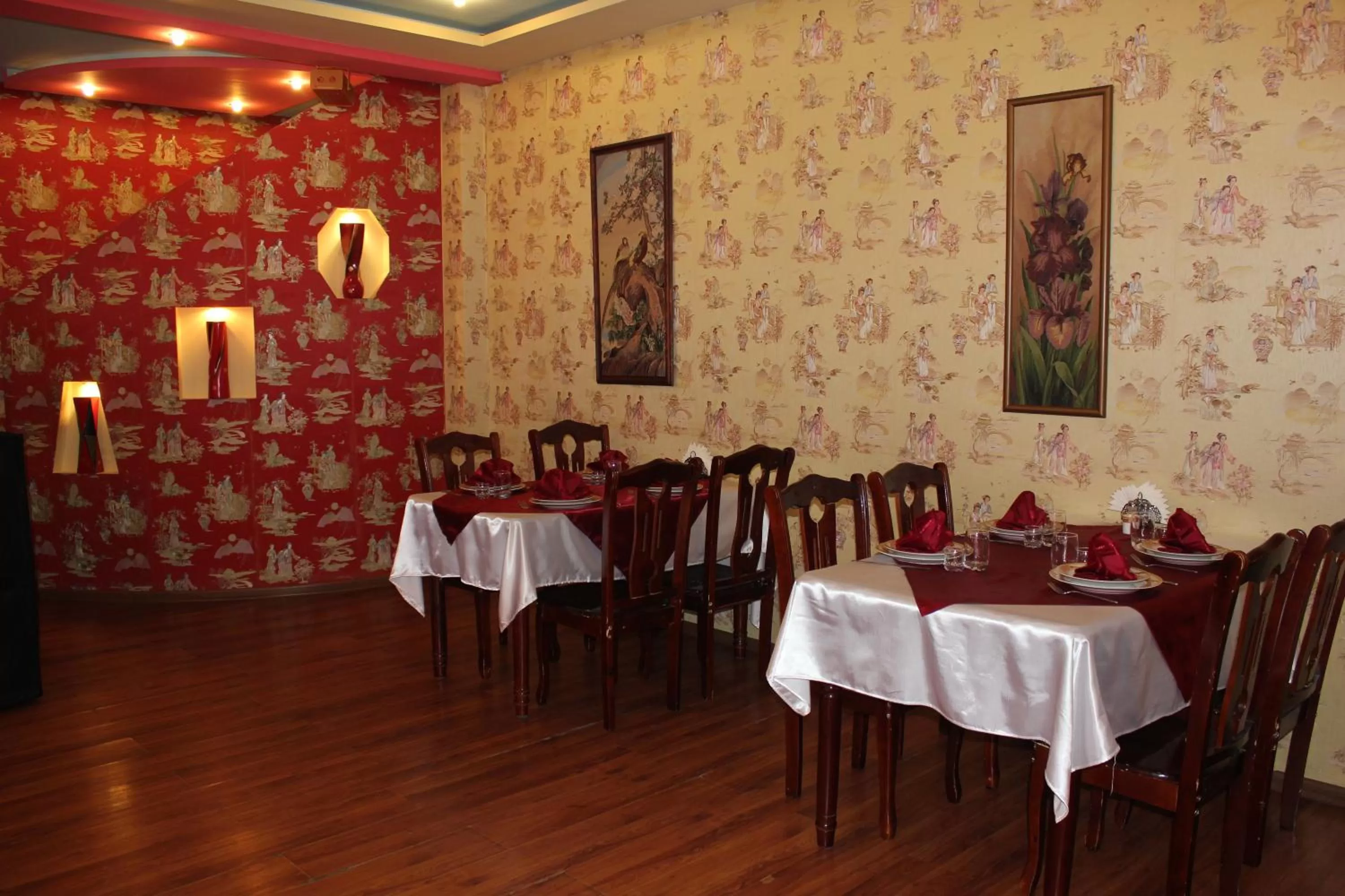 Restaurant/places to eat in Pekin Hotel