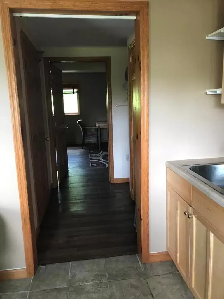 Seating area, Kitchen/Kitchenette in The Sunview Motel