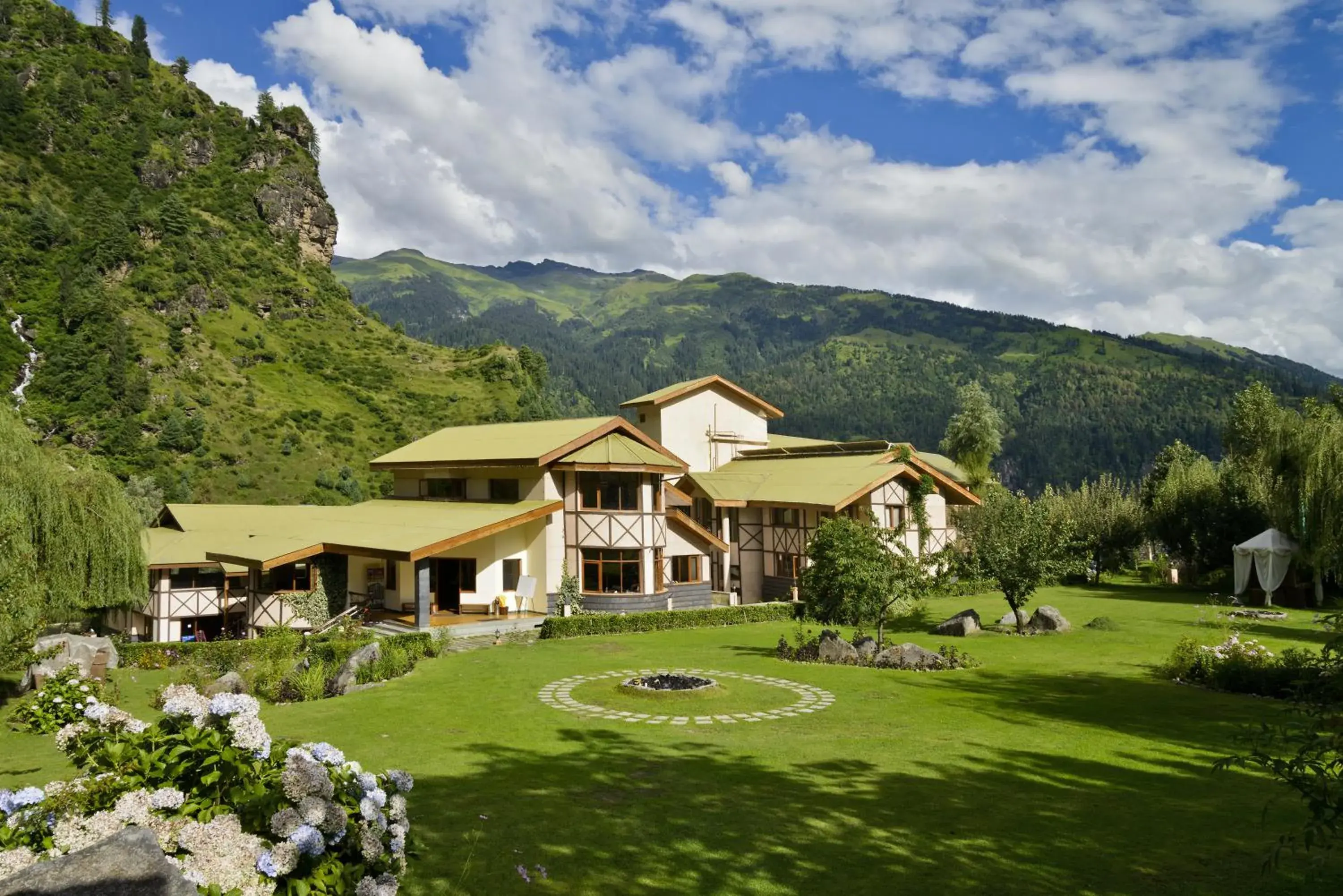 Facade/entrance, Property Building in Solang Valley Resort