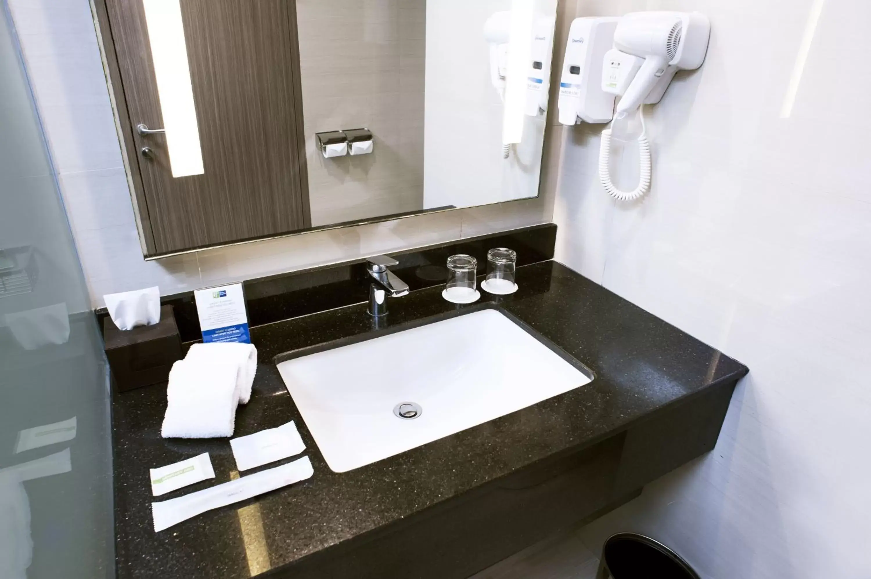 Bathroom in Holiday Inn Express Surabaya CenterPoint by IHG Bathroom in Holiday Inn Express Surabaya CenterPoint by IHG