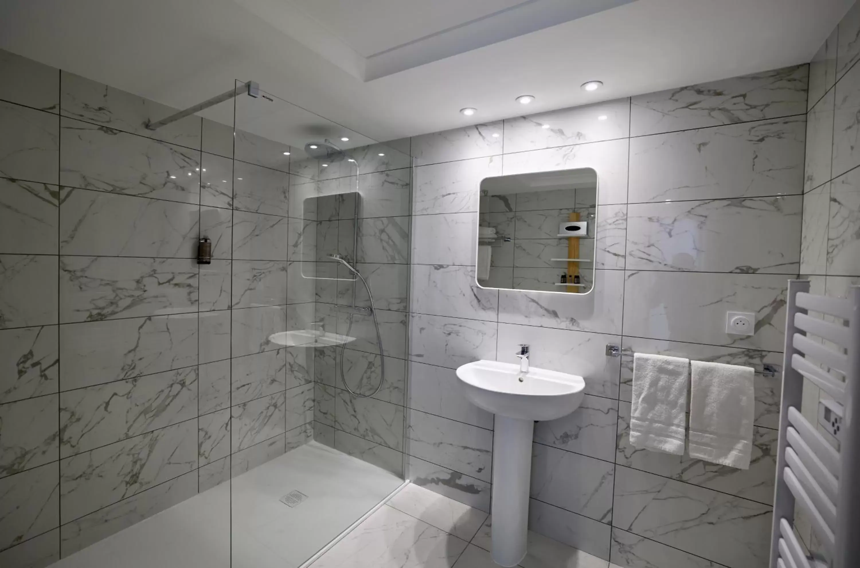 Shower, Bathroom in Résidence Carlton - Entièrement rénové