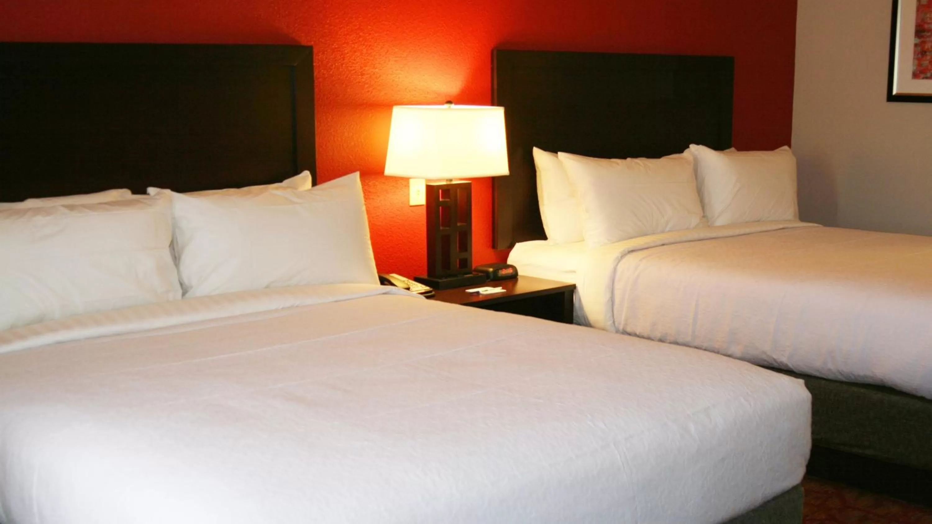 Photo of the whole room, Bed in Holiday Inn Guin by IHG