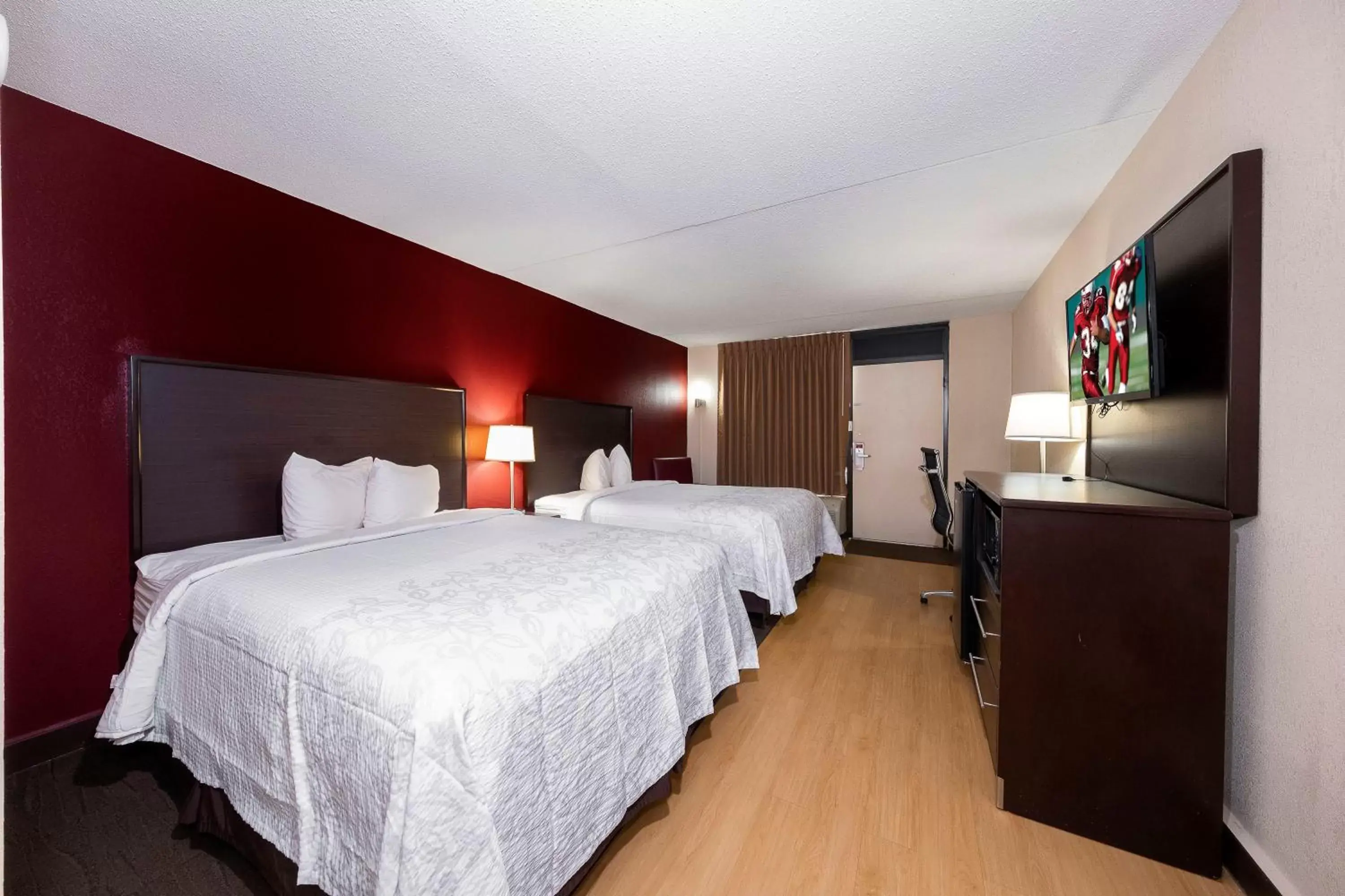 Photo of the whole room, Bed in Red Roof Inn PLUS+ Huntsville – Madison