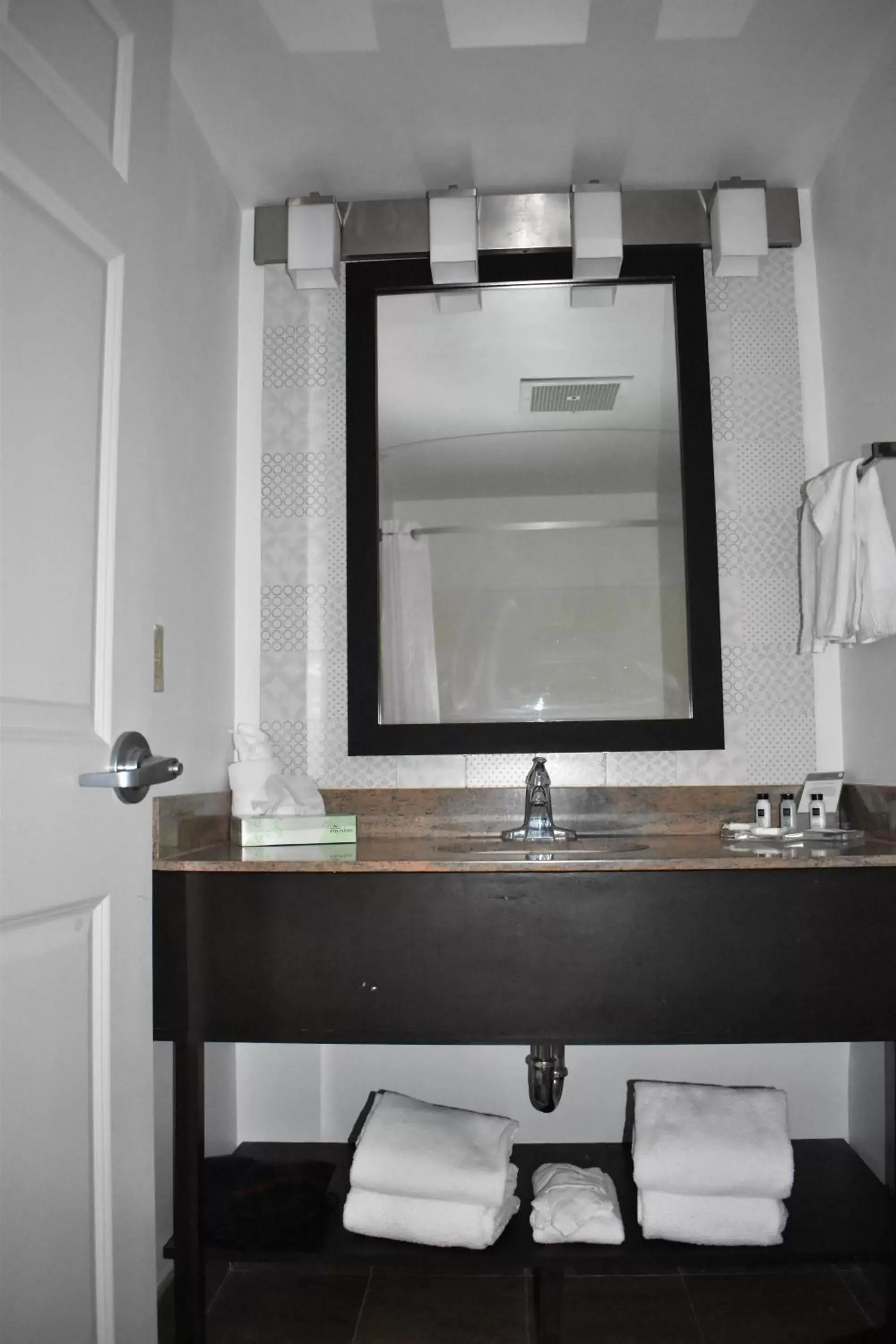 Bathroom in Country Inn & Suites by Radisson, Hagerstown, MD