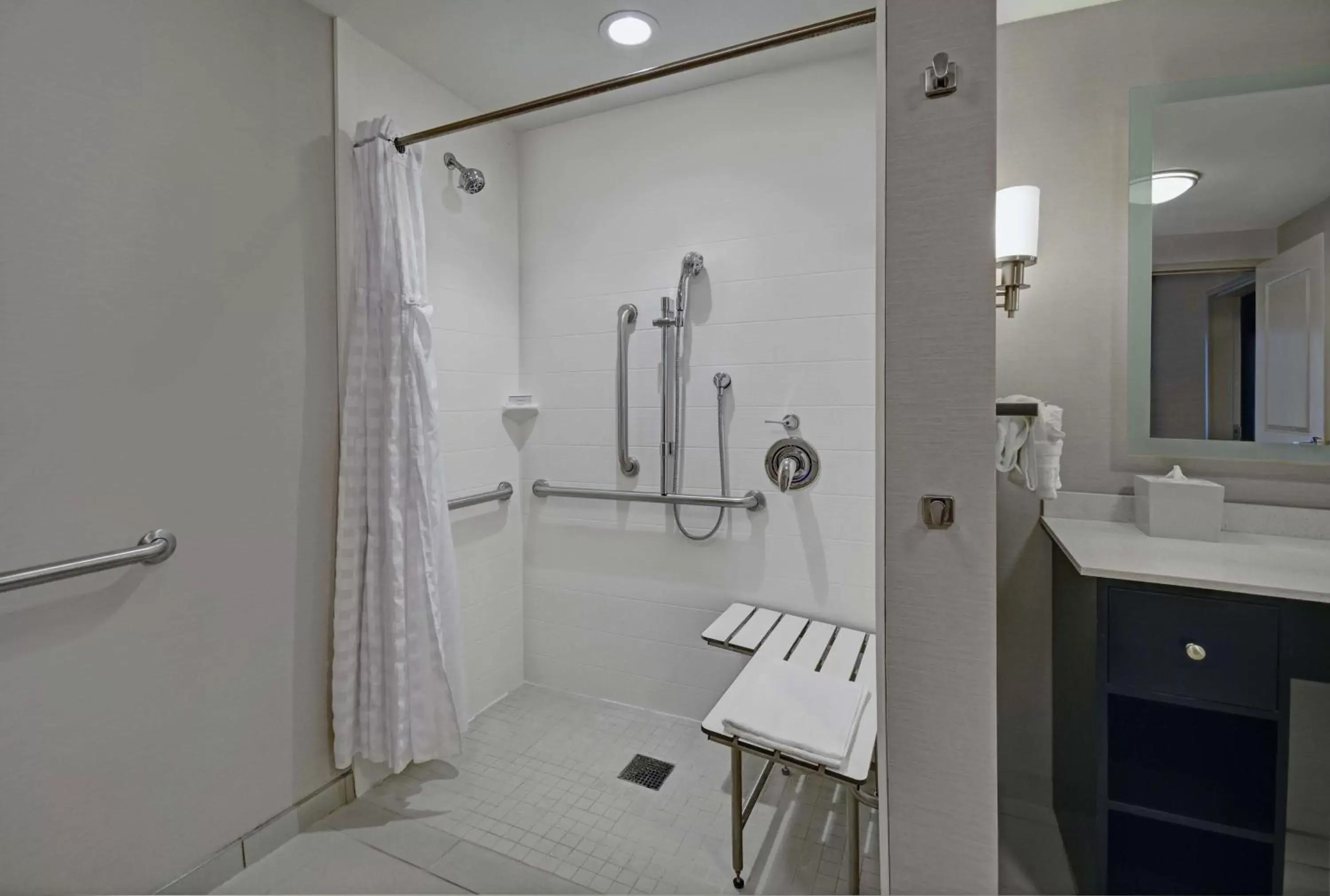 Bathroom in Homewood Suites by Hilton Hamilton, NJ