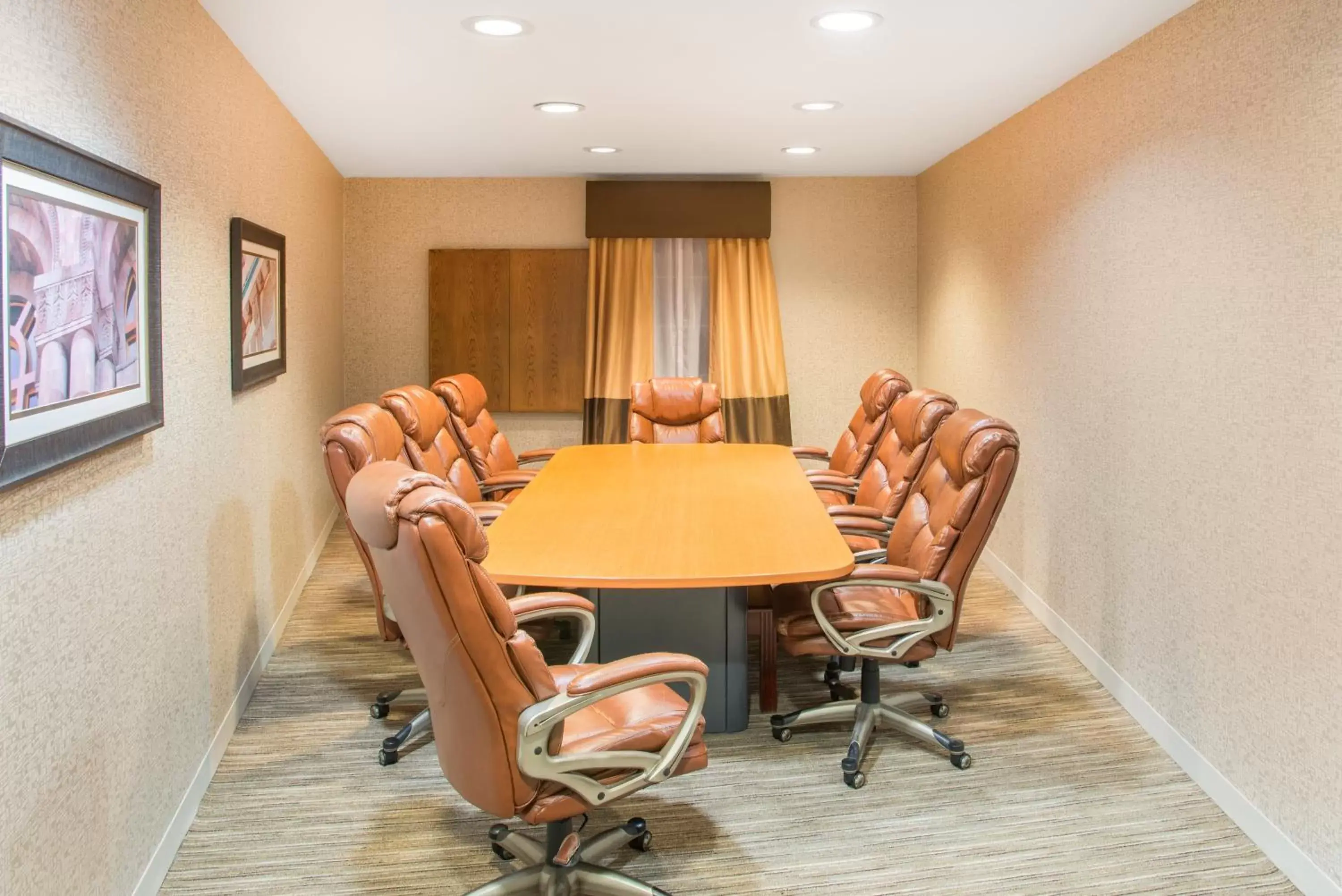 Meeting/conference room in Holiday Inn Express Hotel & Suites Brattleboro, an IHG Hotel