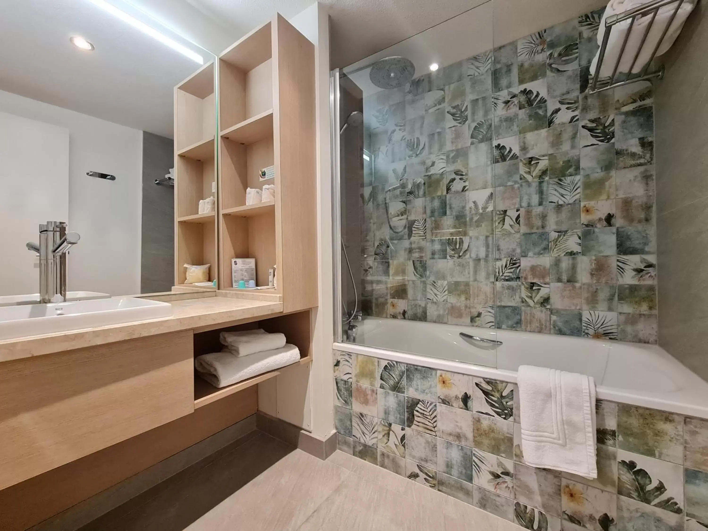 Bathroom in Best Western Plus Hôtel Vannes Centre Ville
