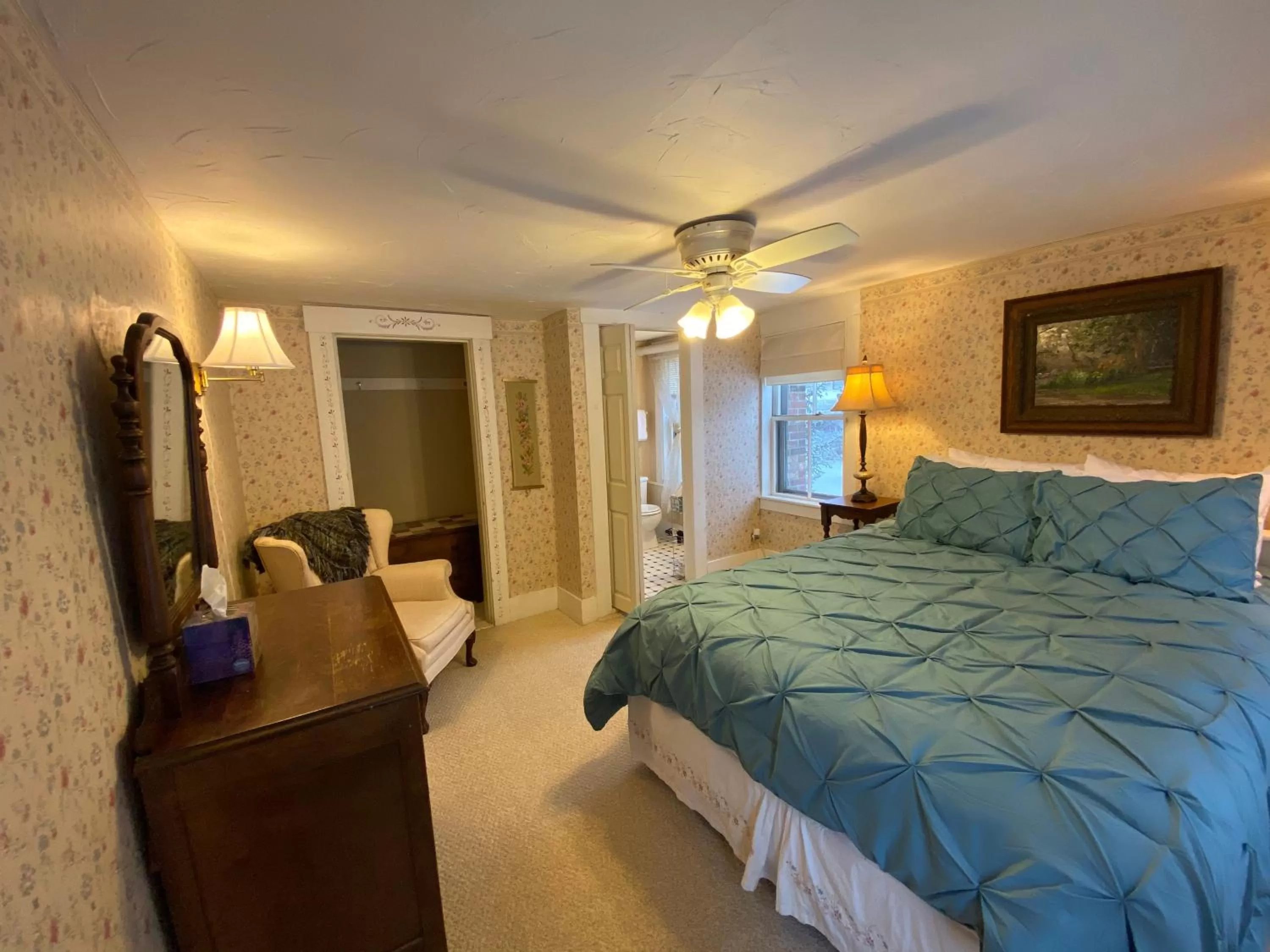 Photo of the whole room, Bed in Follansbee Inn