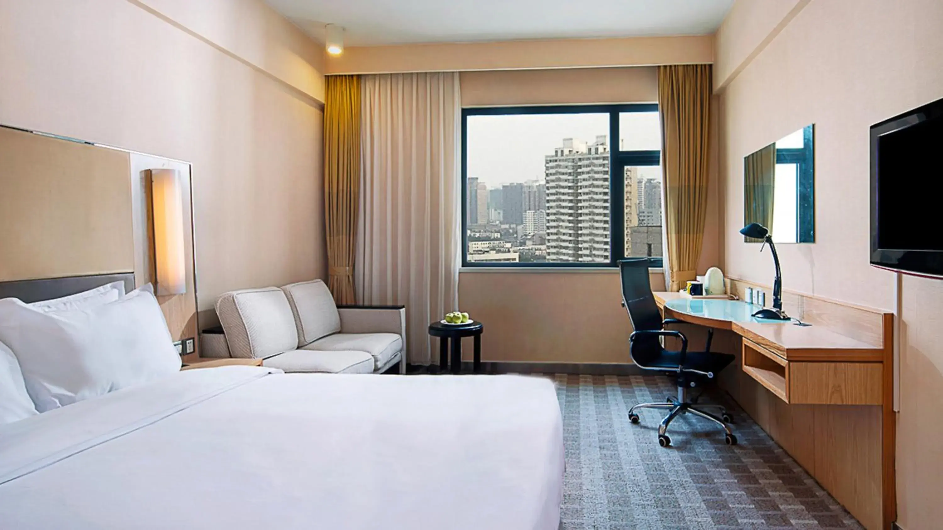 Photo of the whole room, Bed in Holiday Inn Express Zhengzhou Zhongzhou, an IHG Hotel