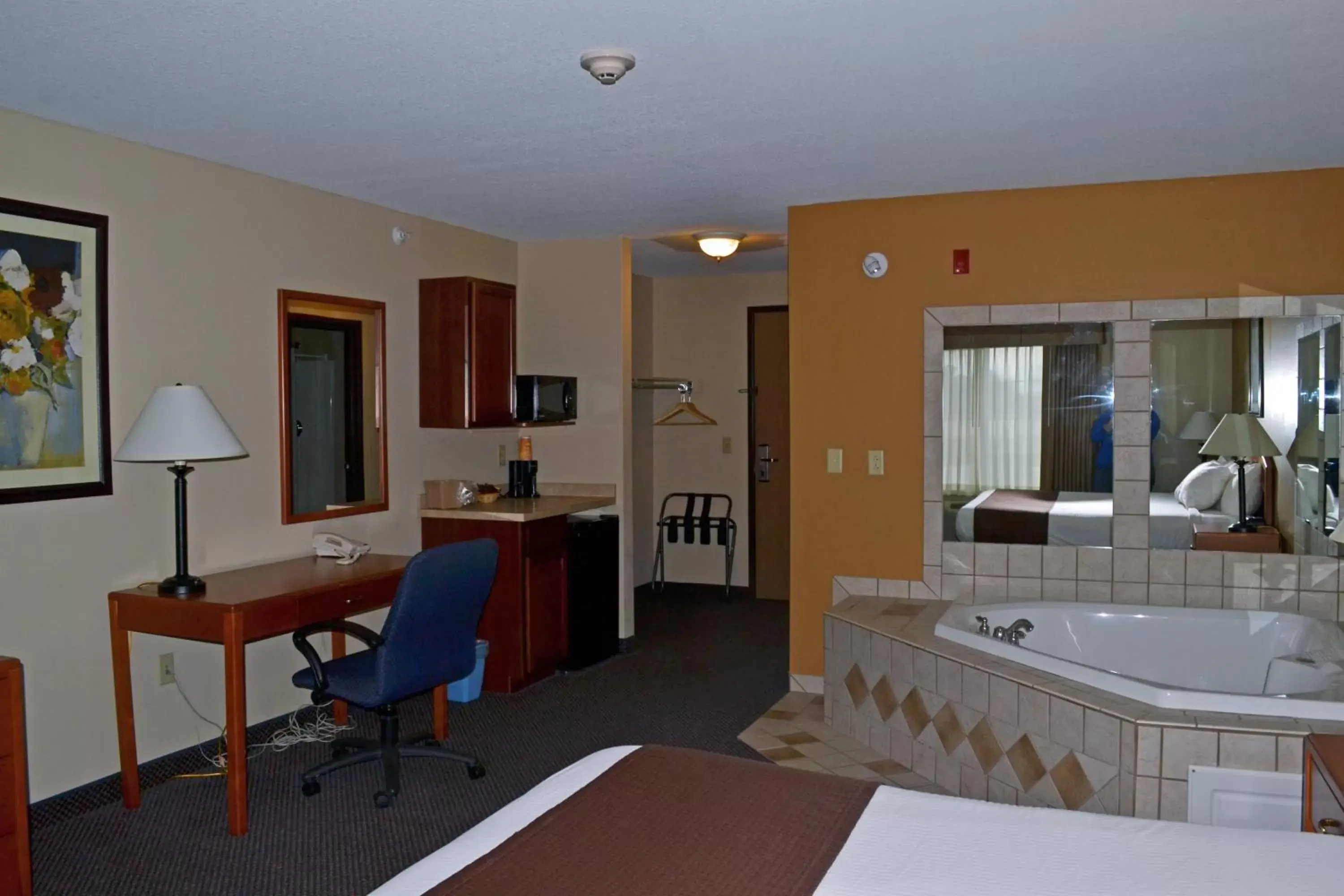 Photo of the whole room, Room Photo in Paola Inn and Suites