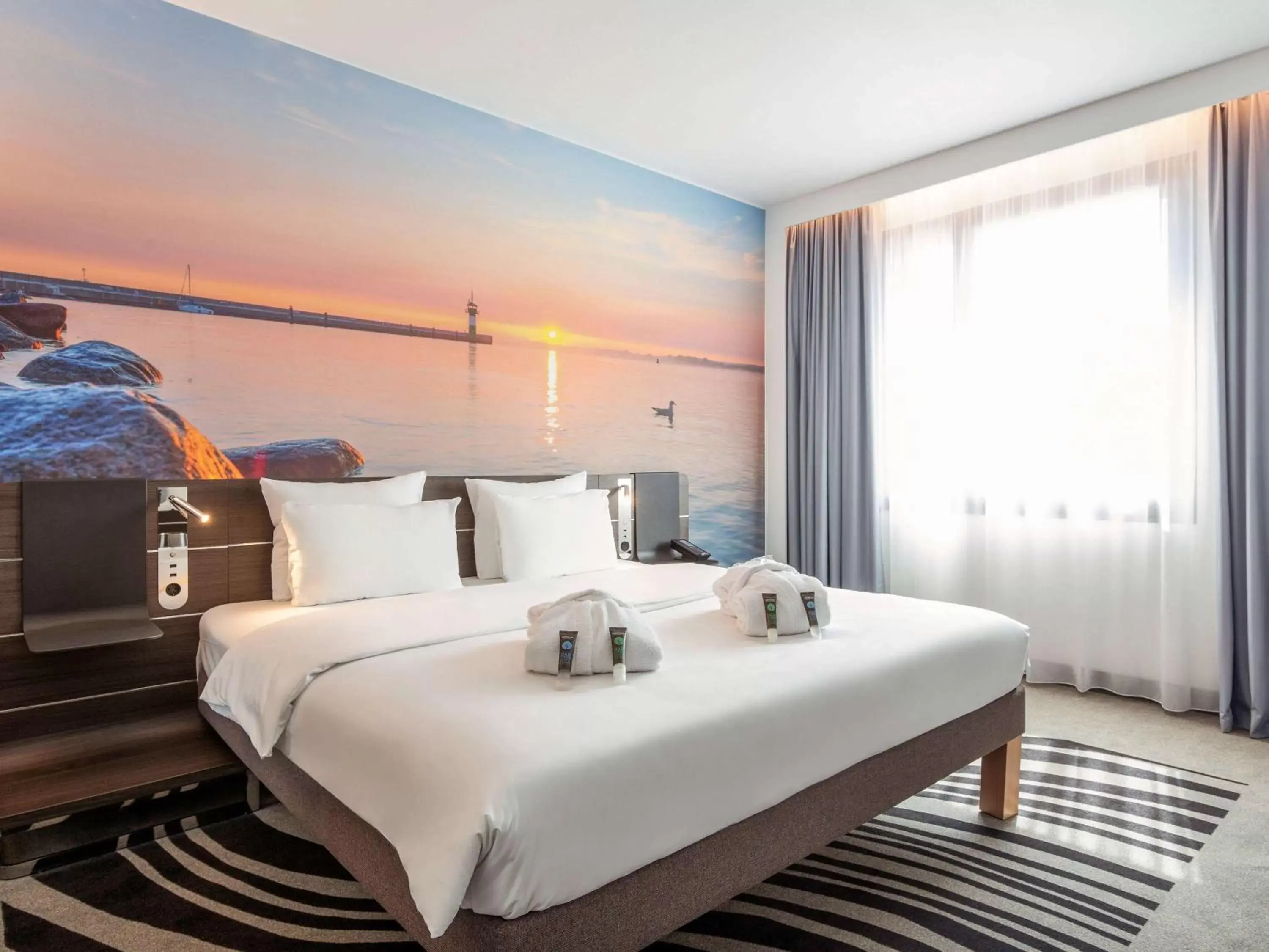 Photo of the whole room, Bed in Novotel Hamburg City Alster