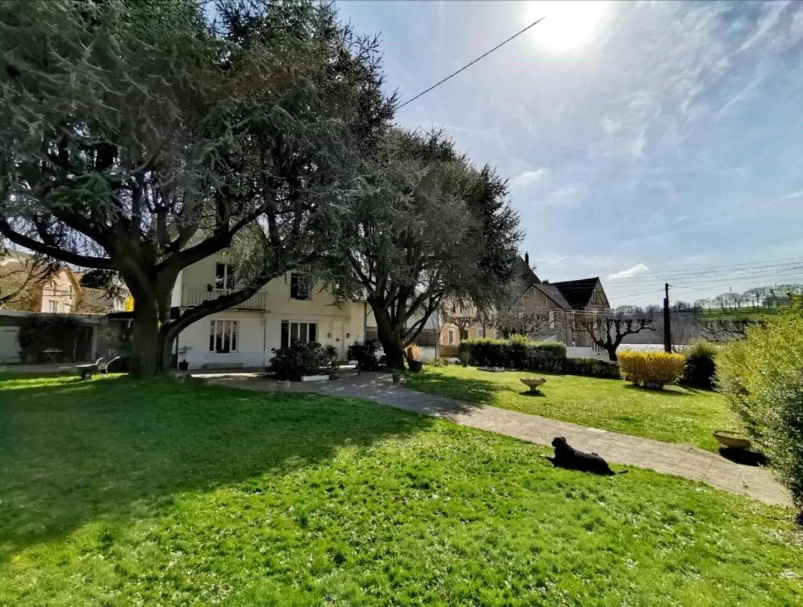 Garden, Property Building in Chambres d'hôtes La Maison Blanche