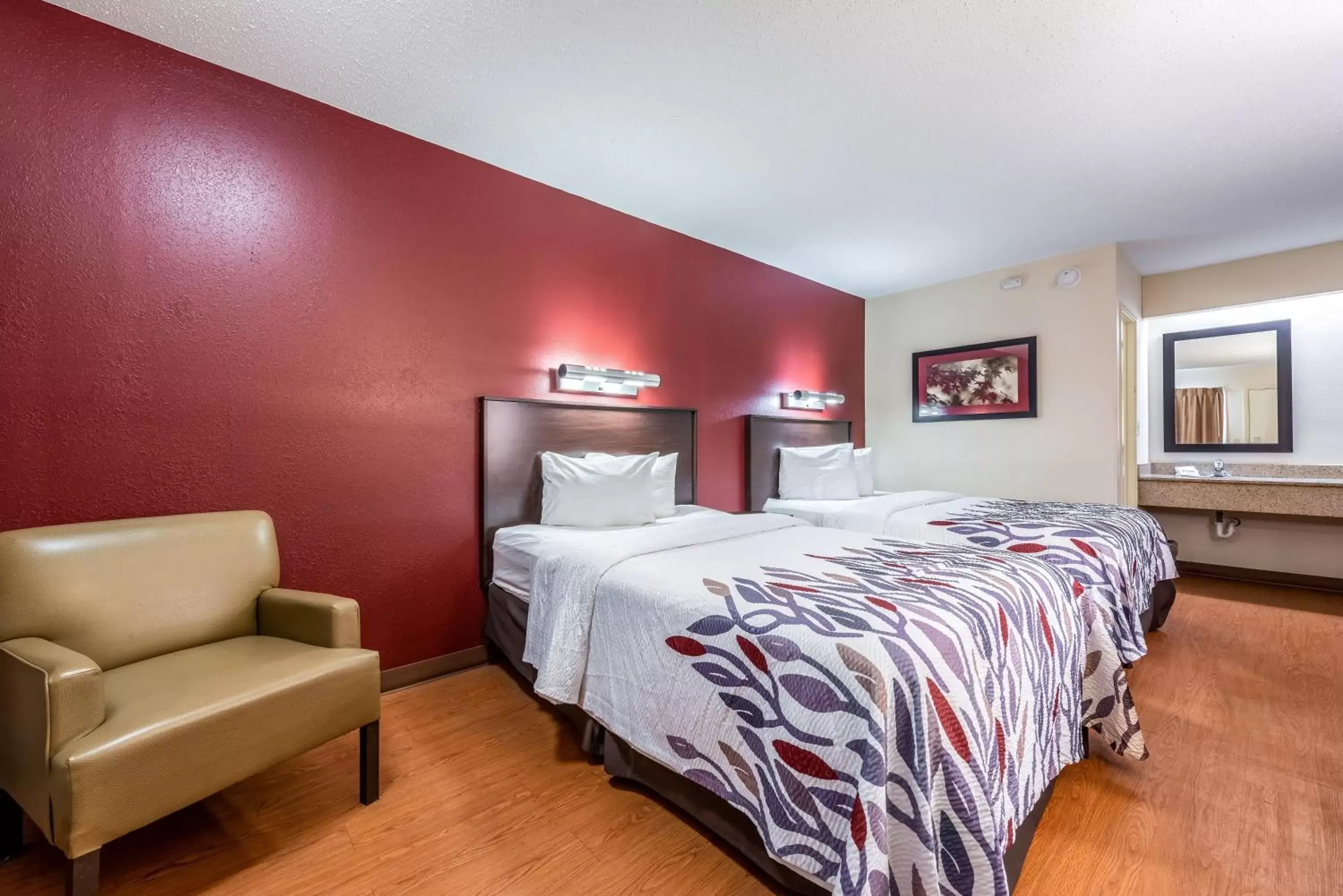Photo of the whole room, Bed in Red Roof Inn Merrillville