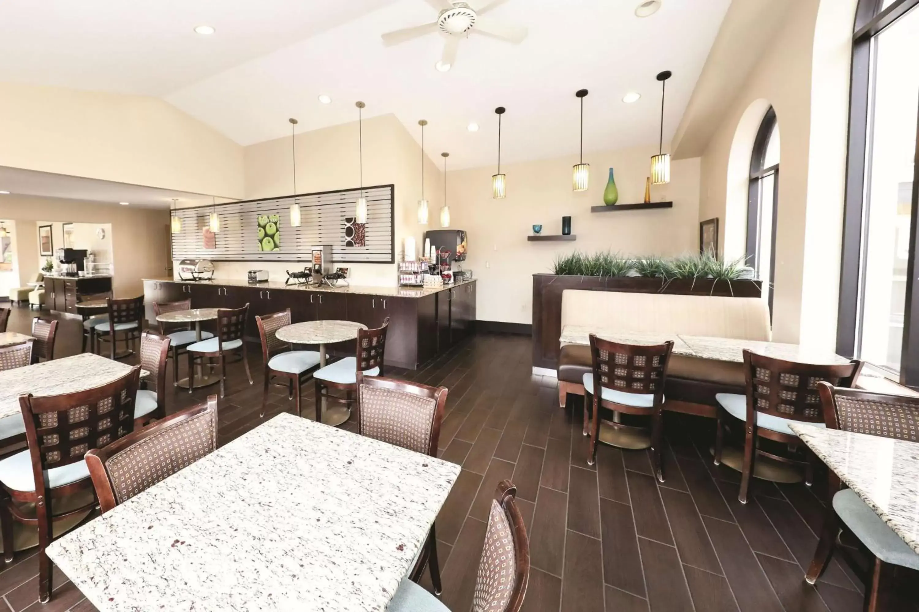 Restaurant/Places to Eat in La Quinta Inn by Wyndham Sandusky near Cedar Point